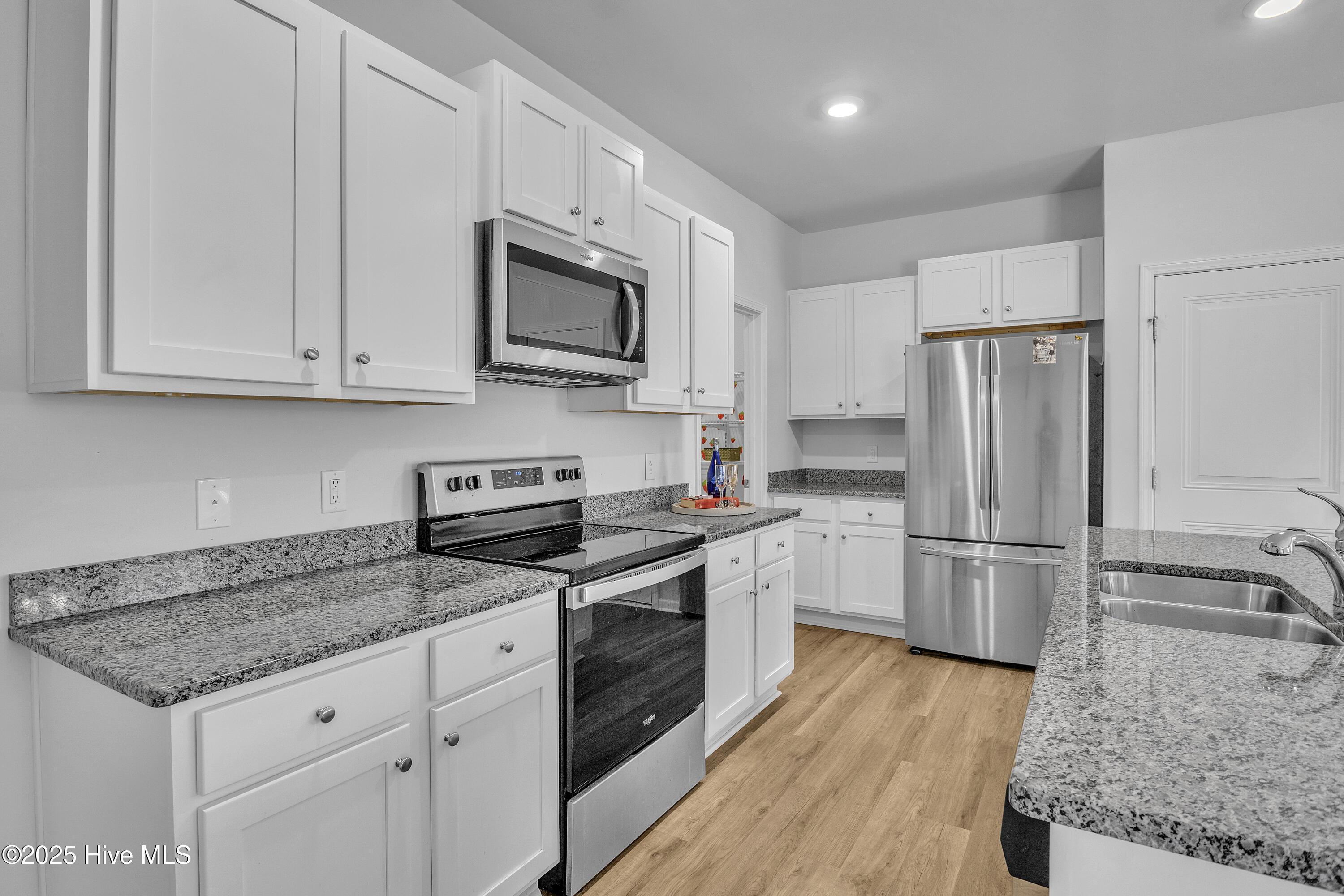 100540789 | Photo 18