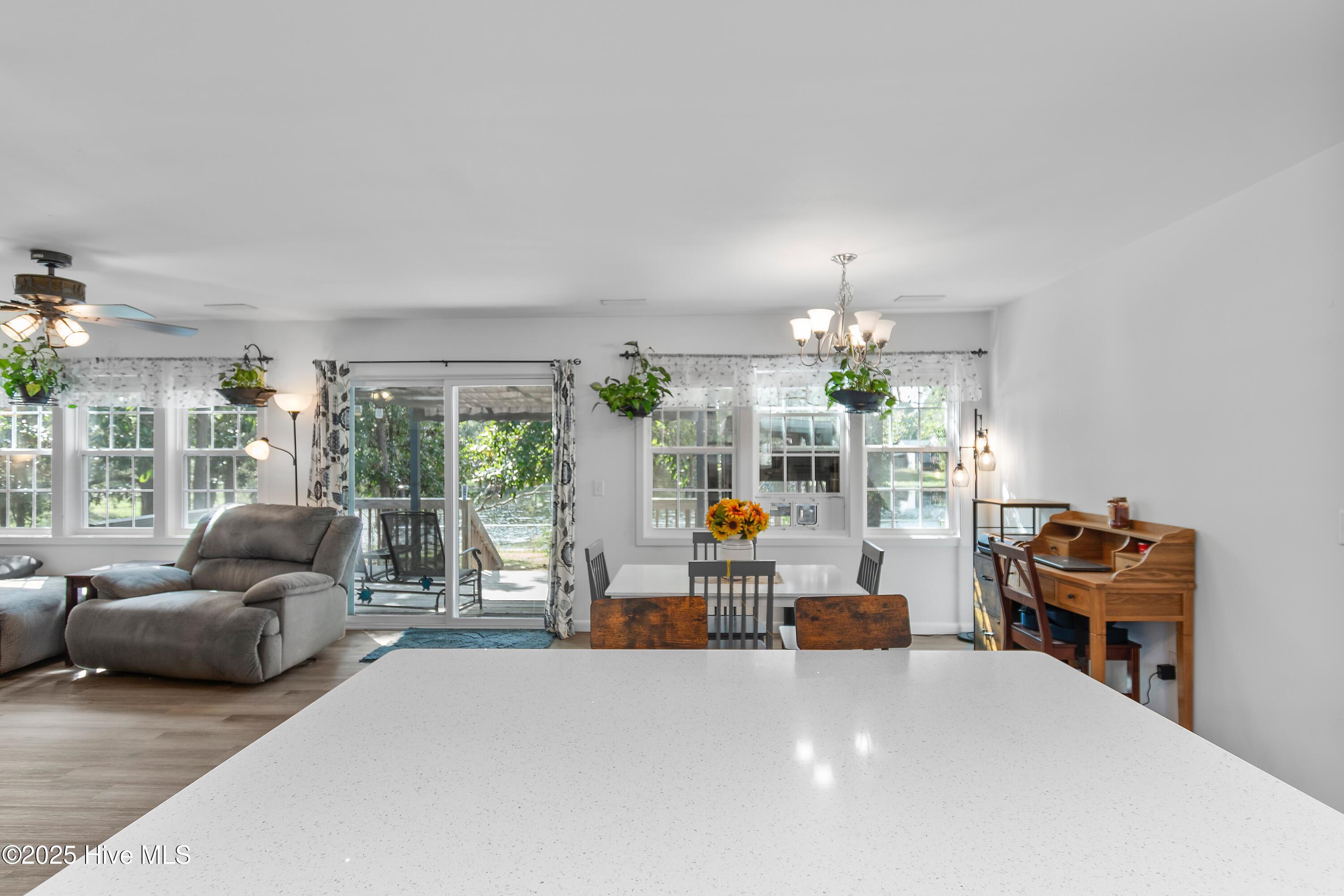 100532818 | Photo 11