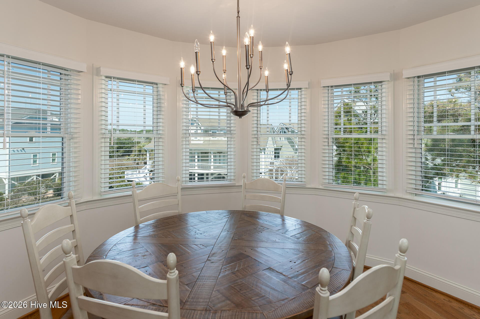 100562037 | Photo 44