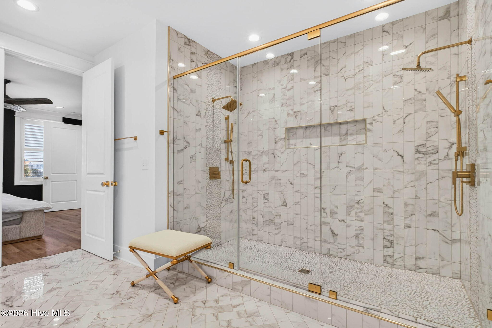 100560531 | Photo 16