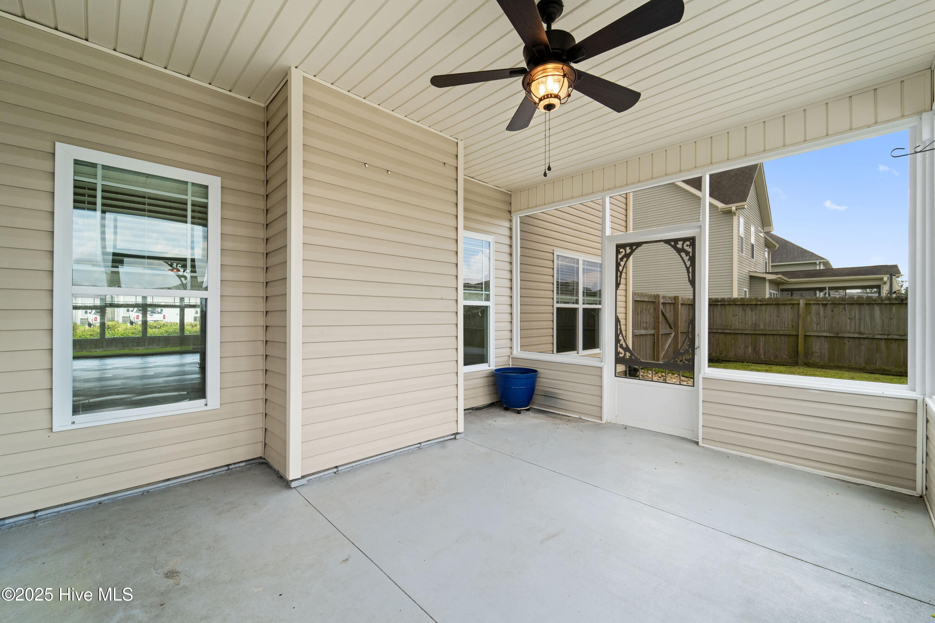 100525842 | Photo 78