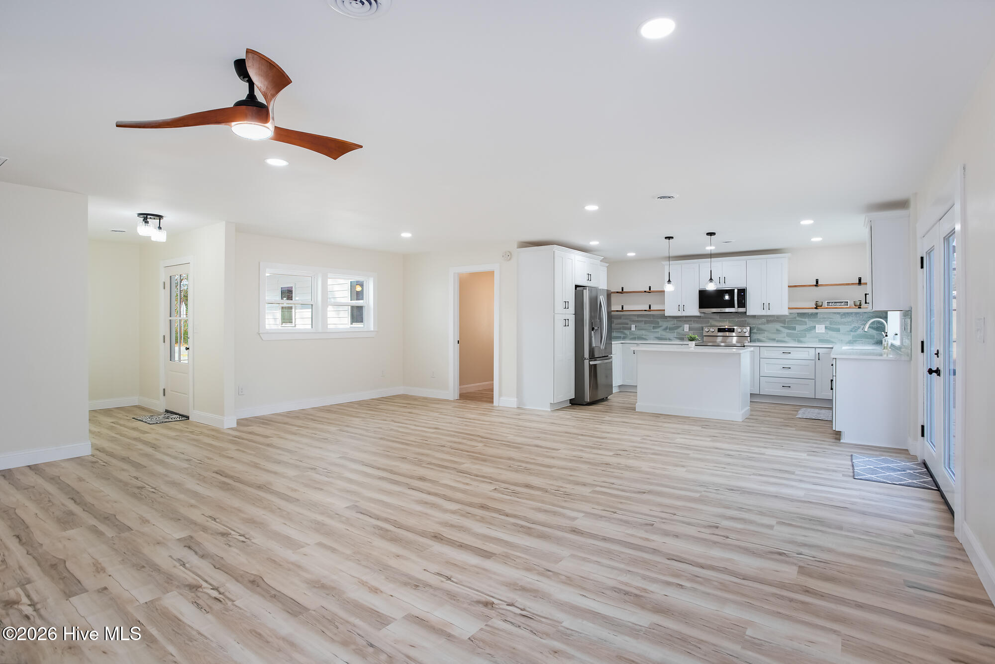 100548635 | Photo 11