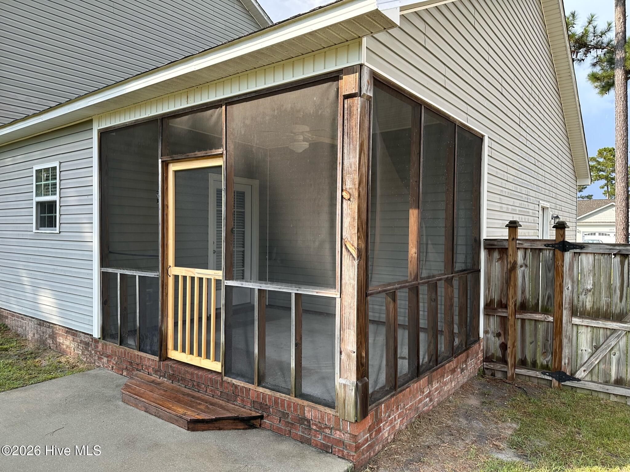 100557868 | Photo 51