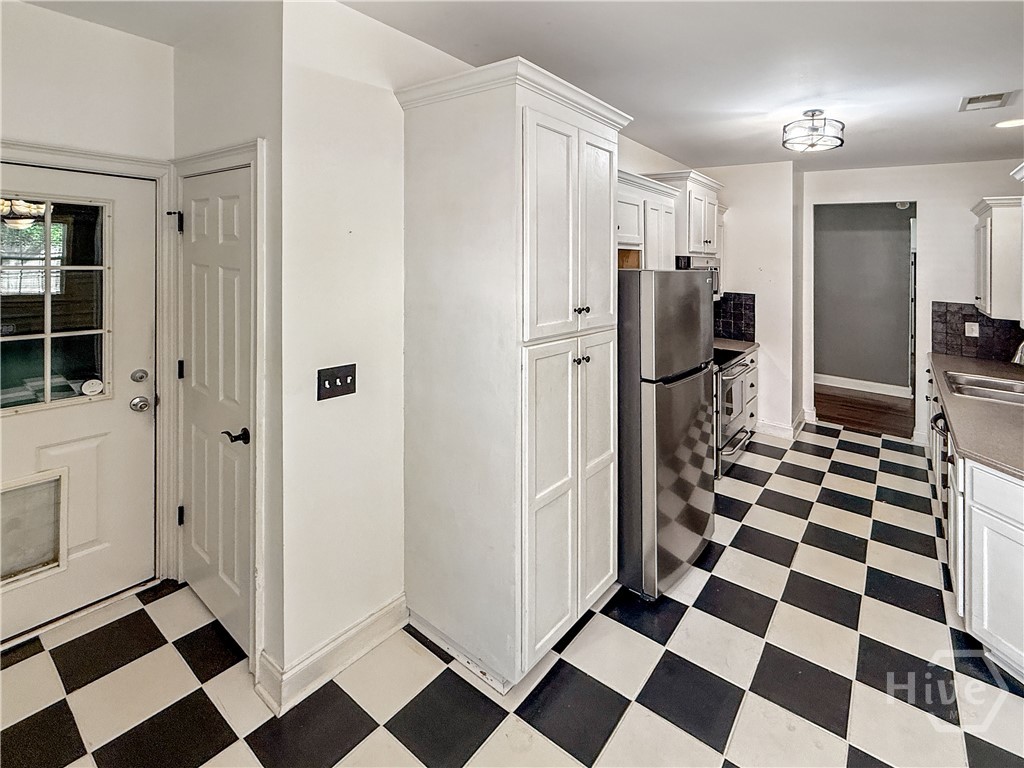 Kitchen w/lots of storage