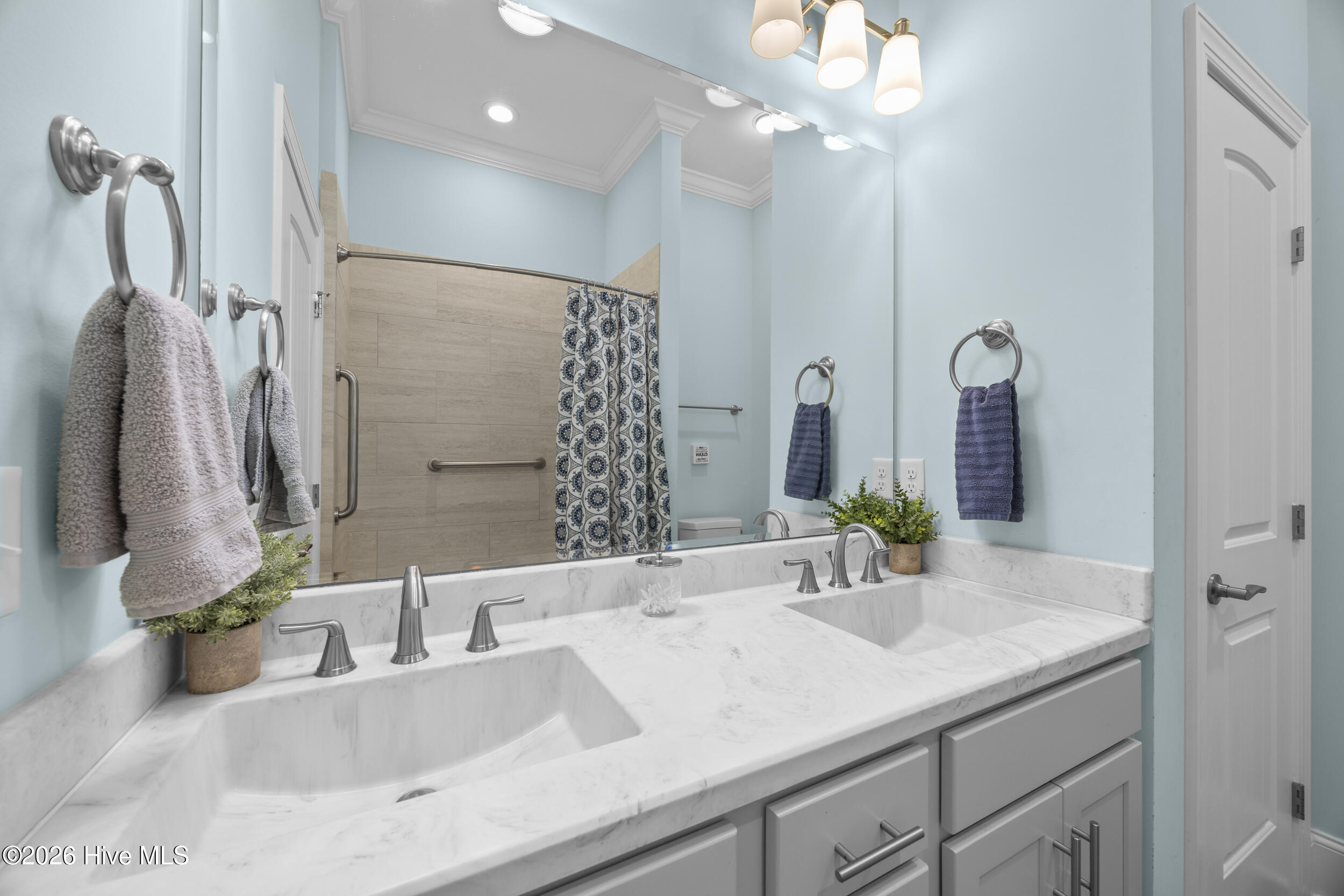 100562655 | Photo 35