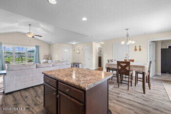 100570281 | Photo 12