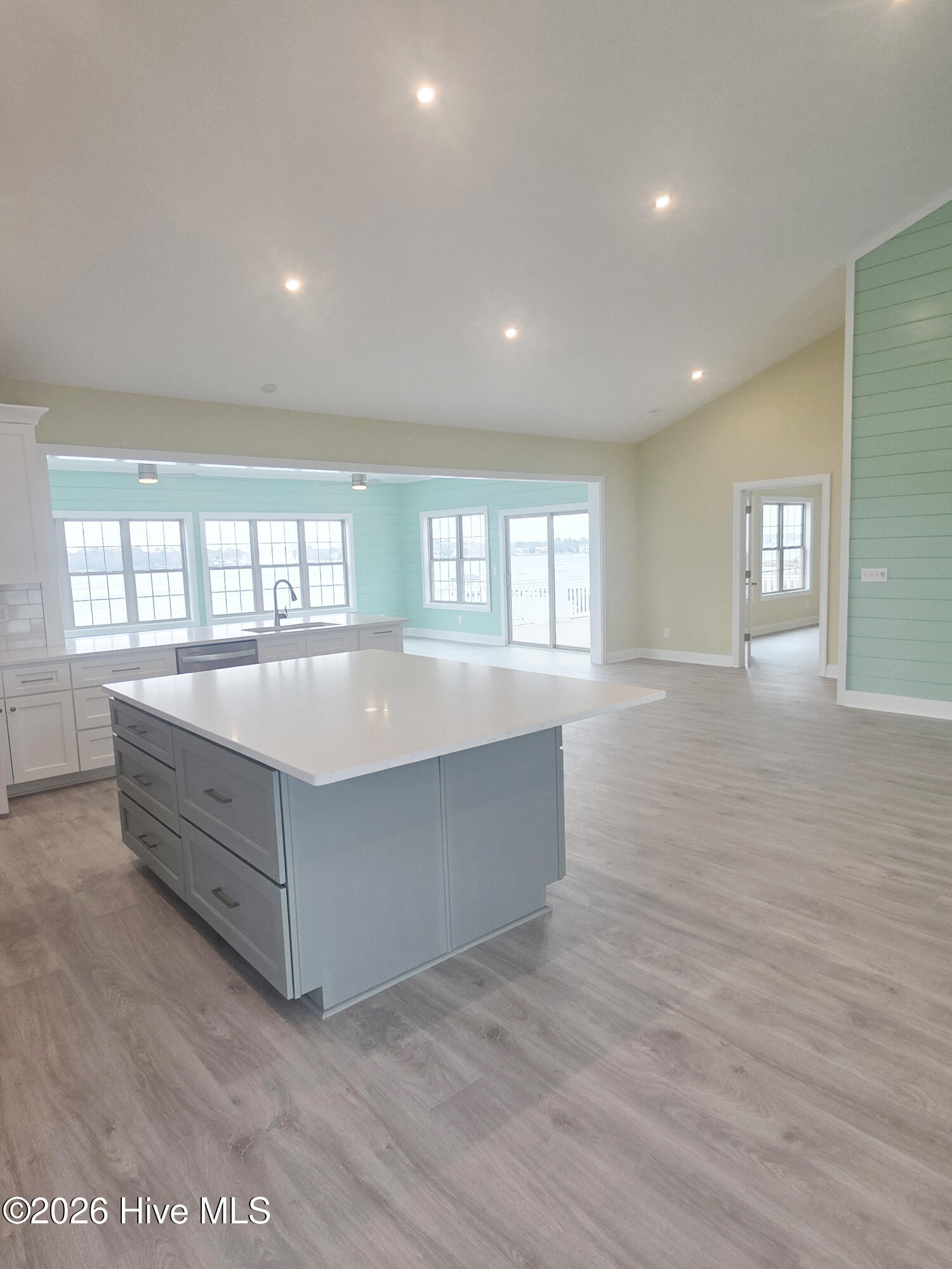 100535825 | Photo 13