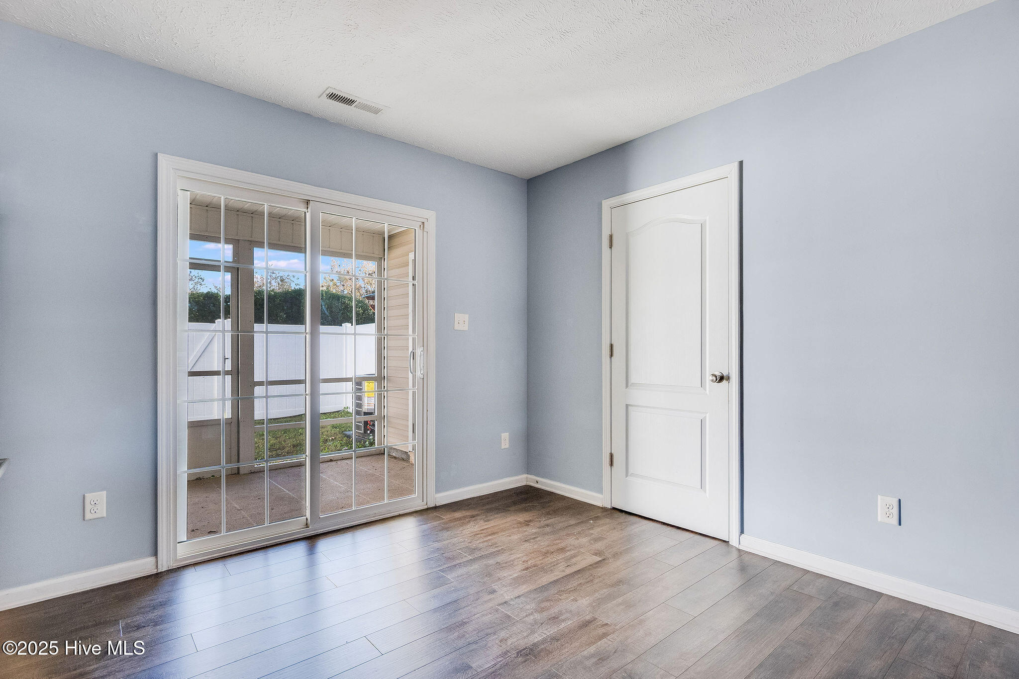 100541408 | Photo 25