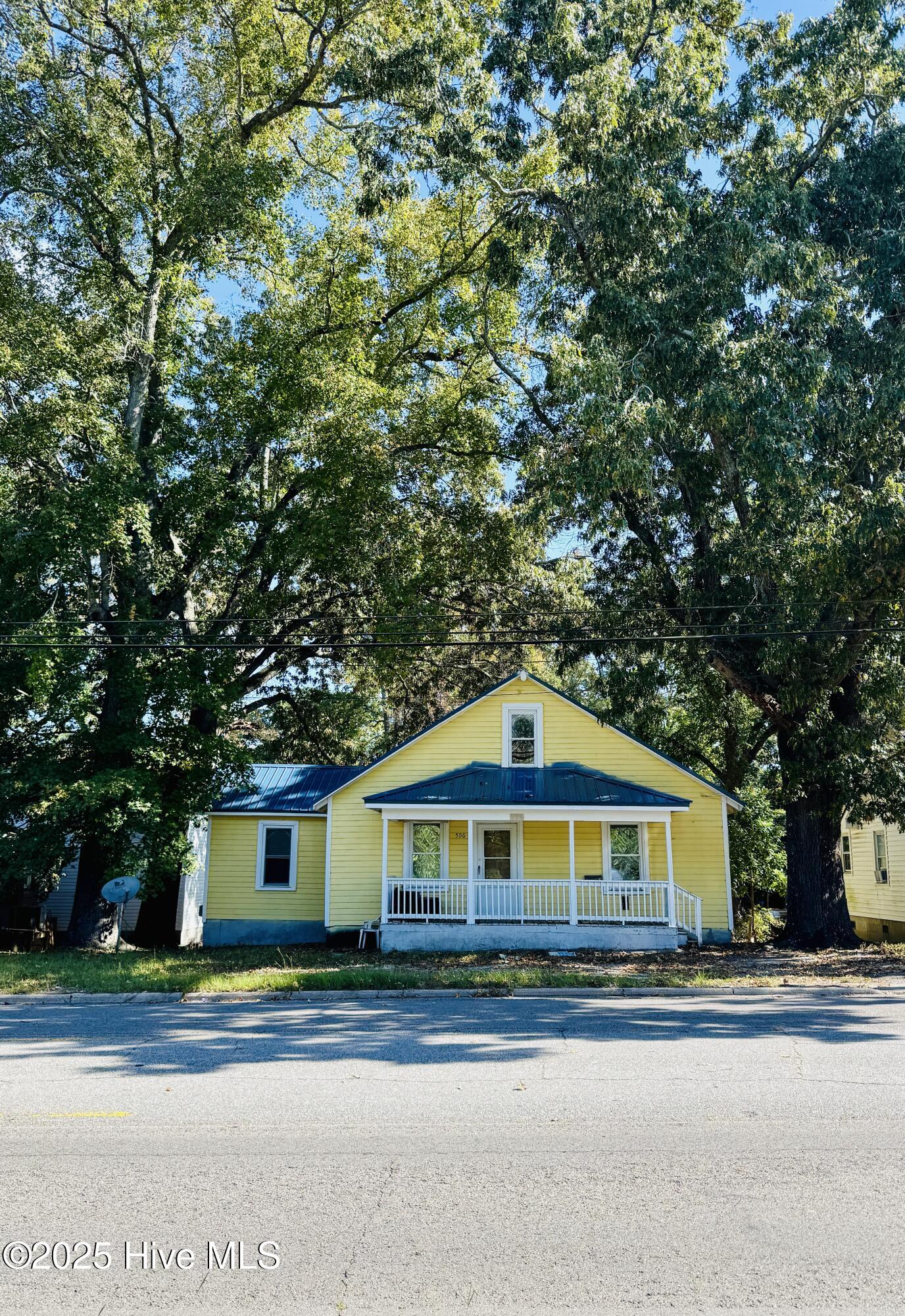 This charming 3 bedrooms 2 baths home offers incredible potential for a rental, investor, or a great starter home. This home is located near down town Williamson. Schedule a showing today!