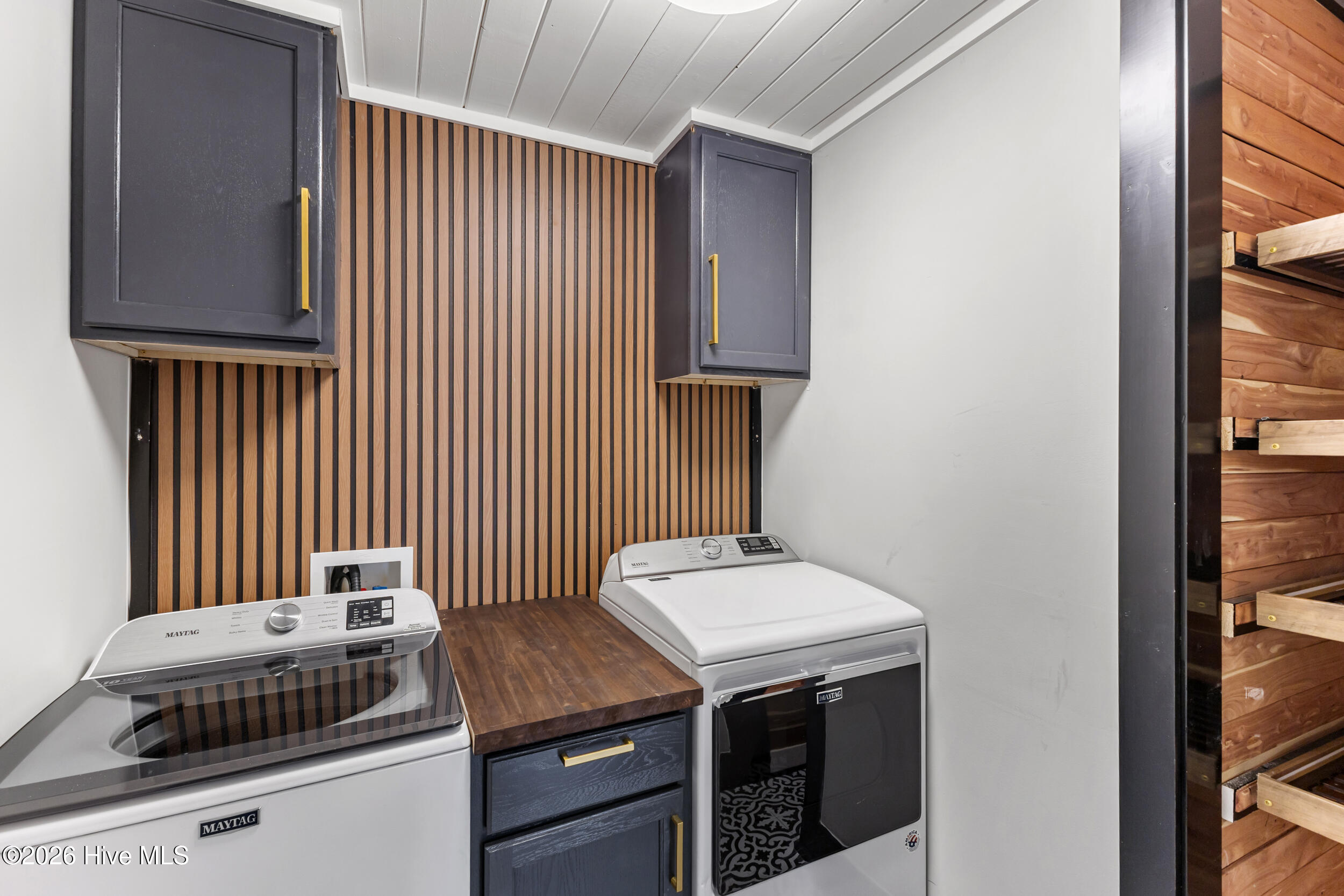 100557011 | Photo 34