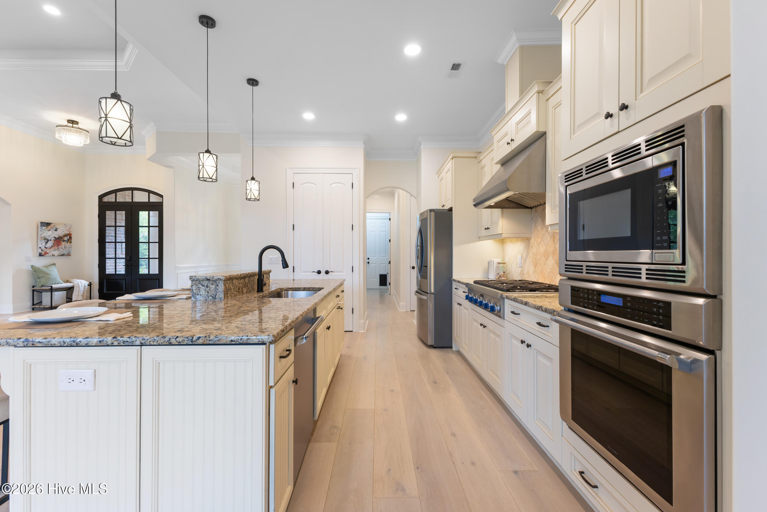 100567857 | Photo 11