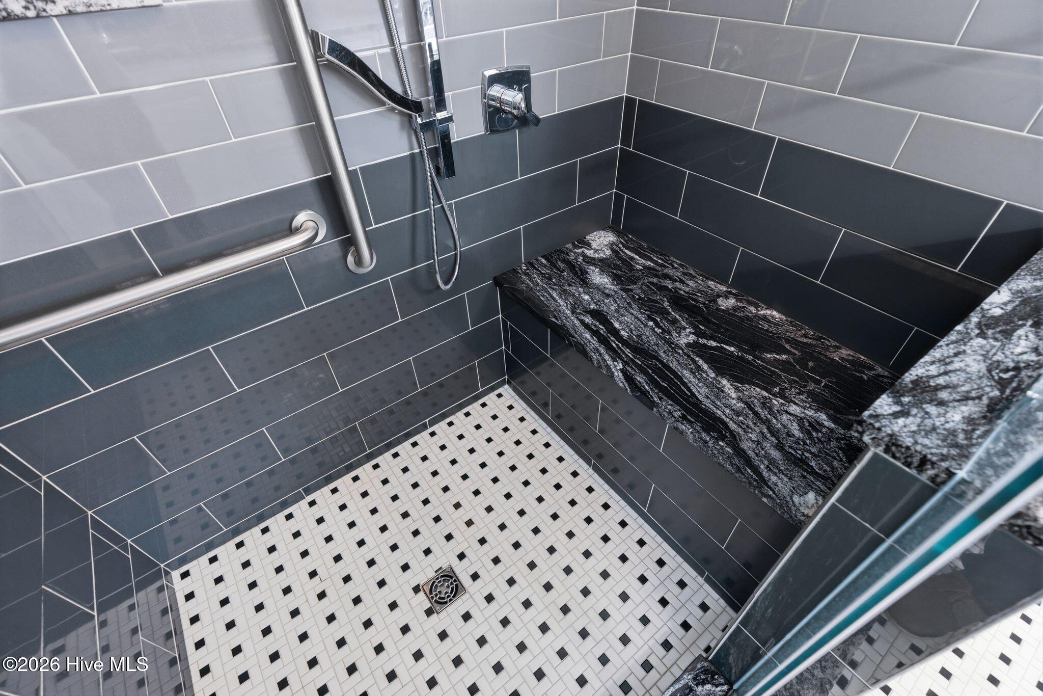 100561180 | Photo 46