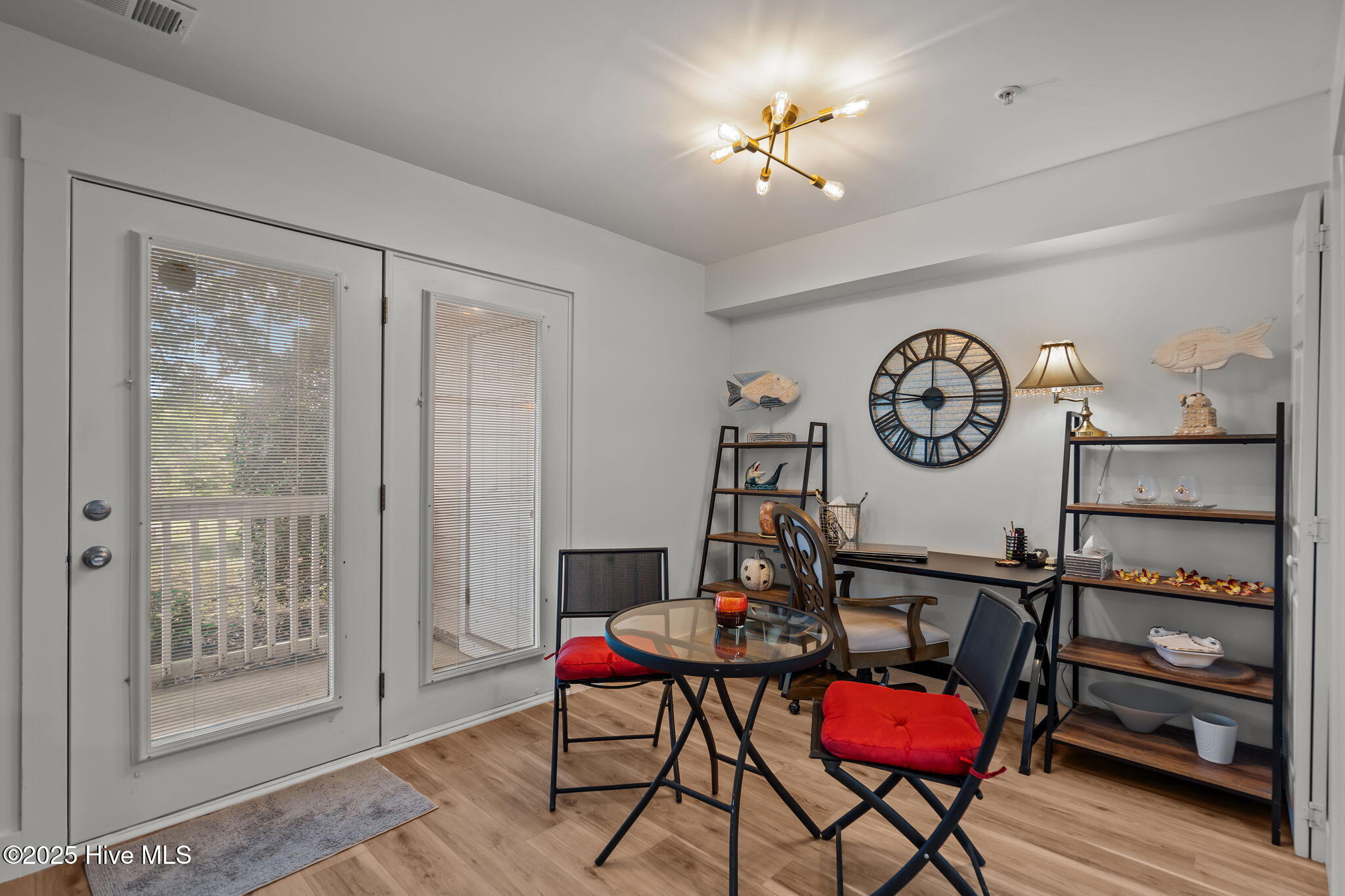 100543916 | Photo 18