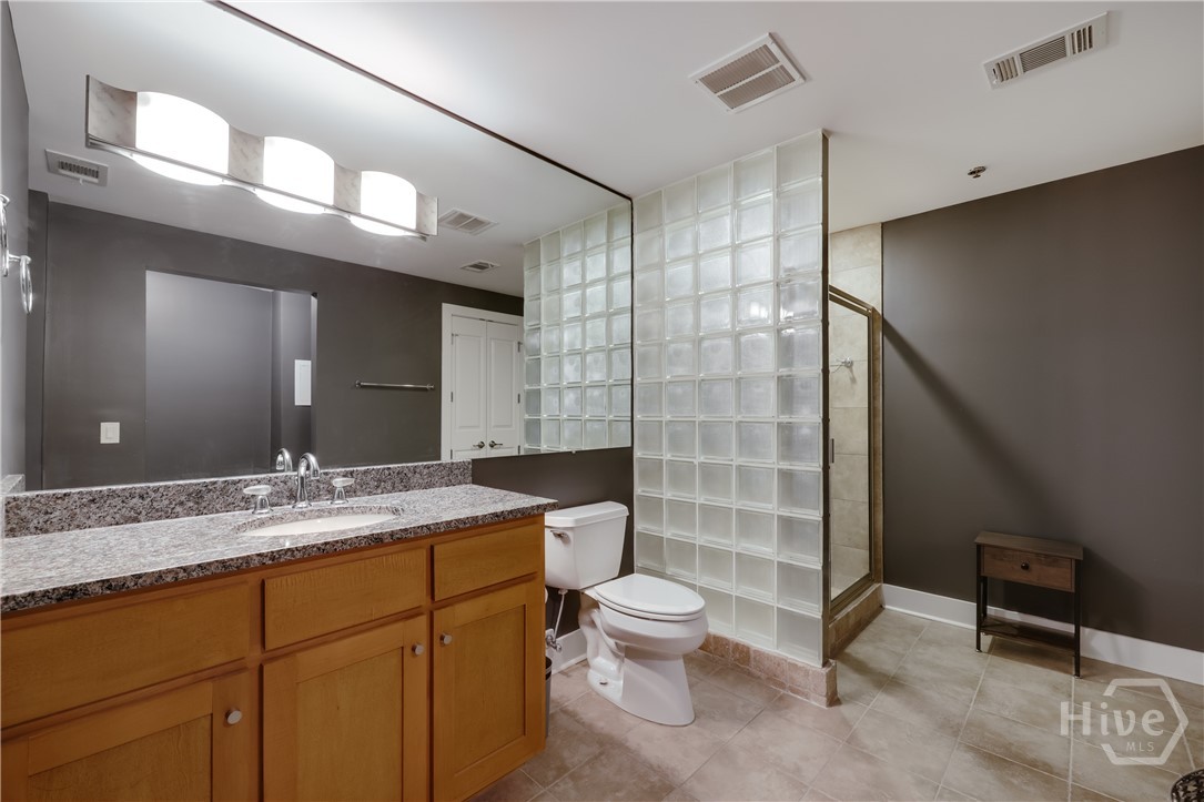 494 Baxter Street 32