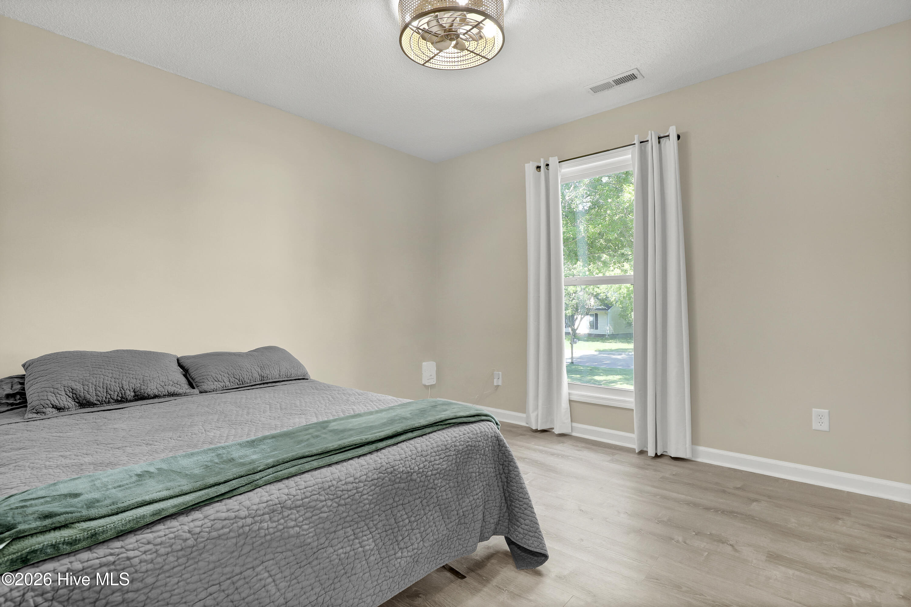 100568979 | Photo 21