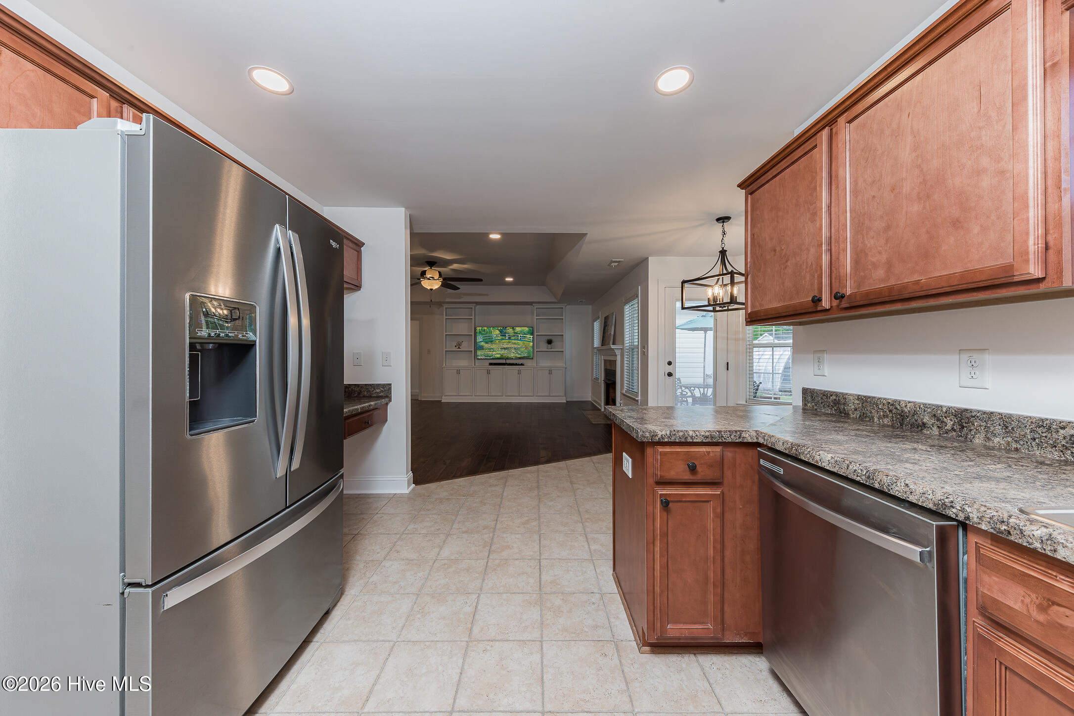 100566489 | Photo 23