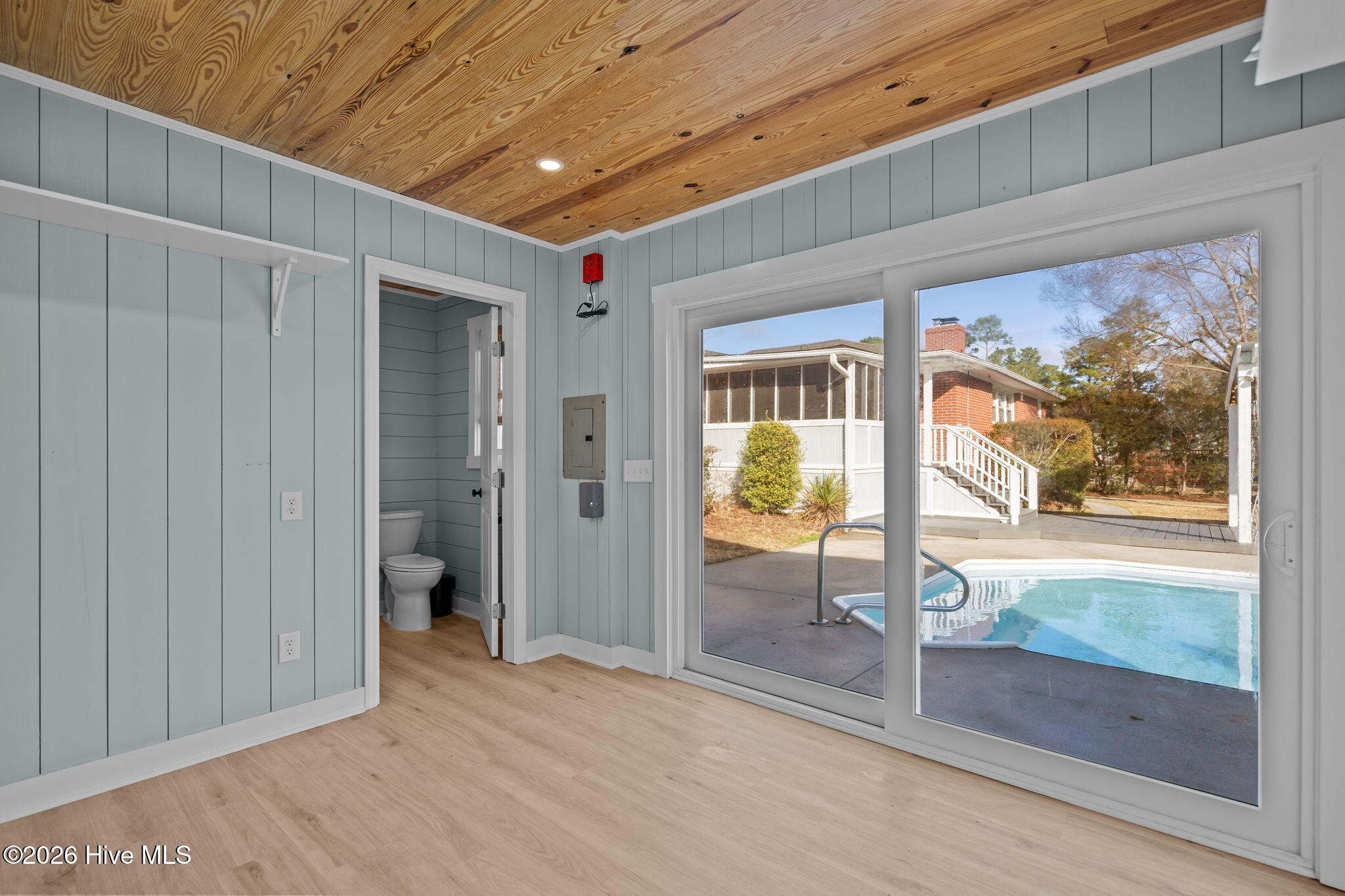 100548221 | Photo 44