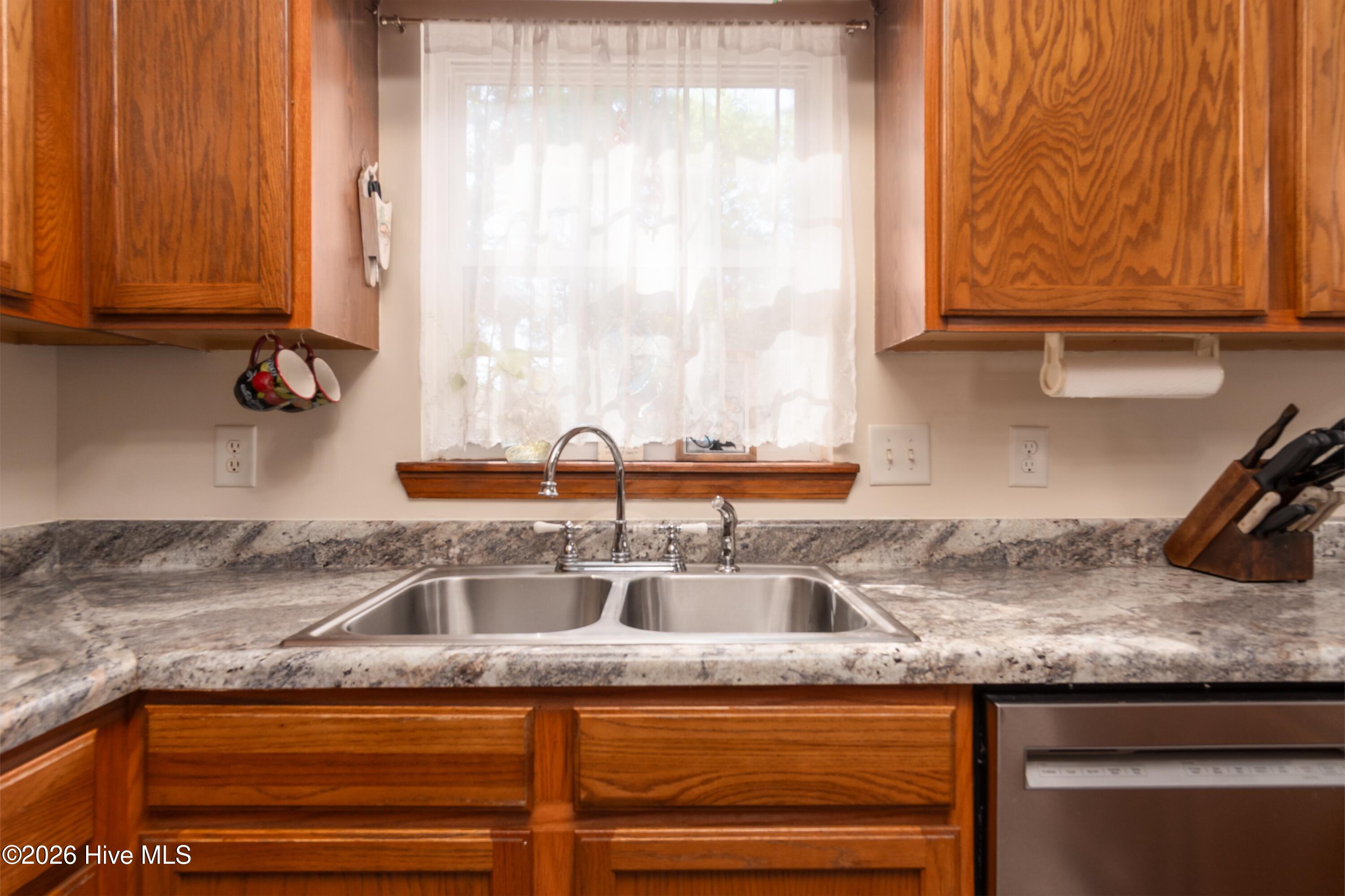 100564108 | Photo 15