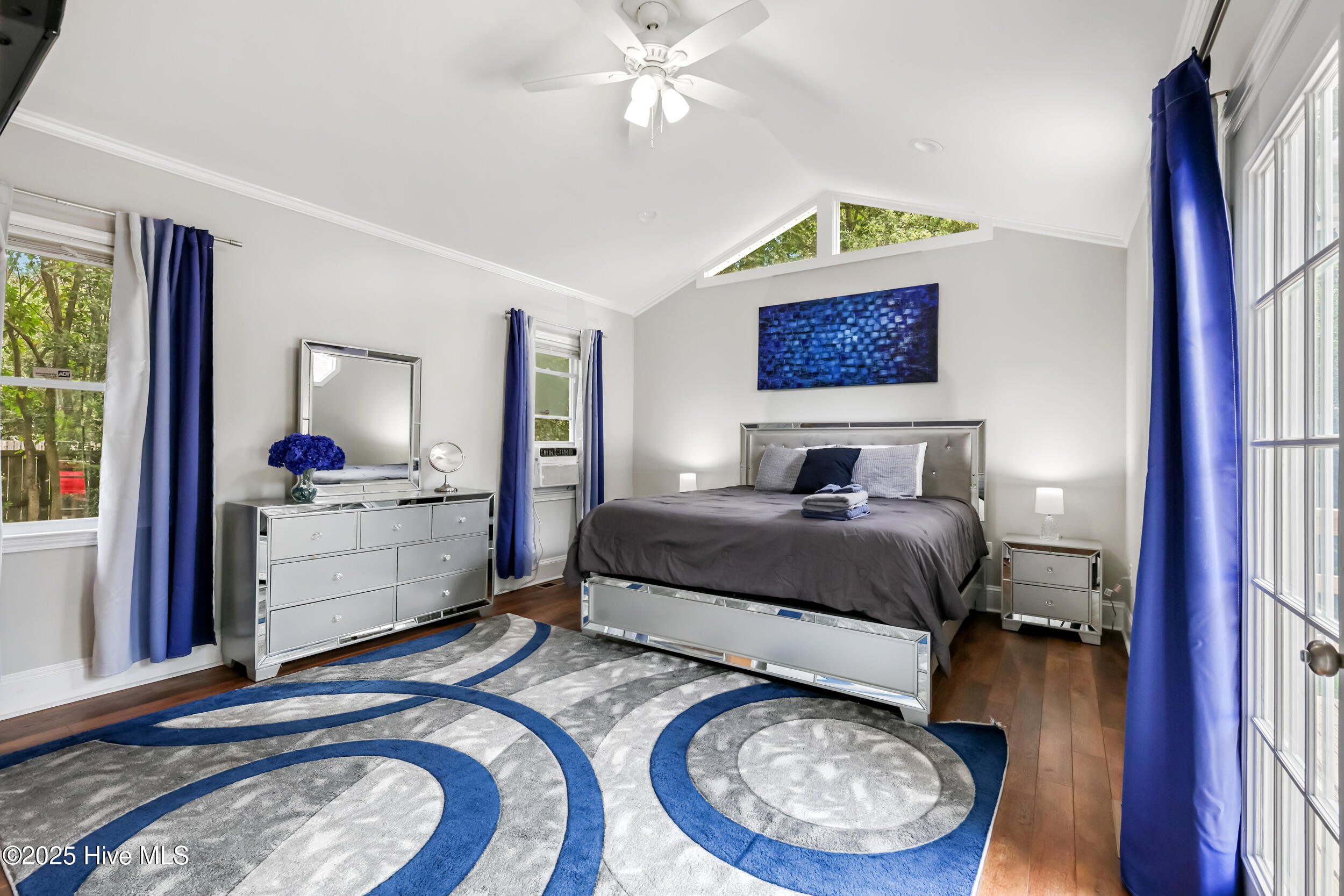 100526927 | Photo 13