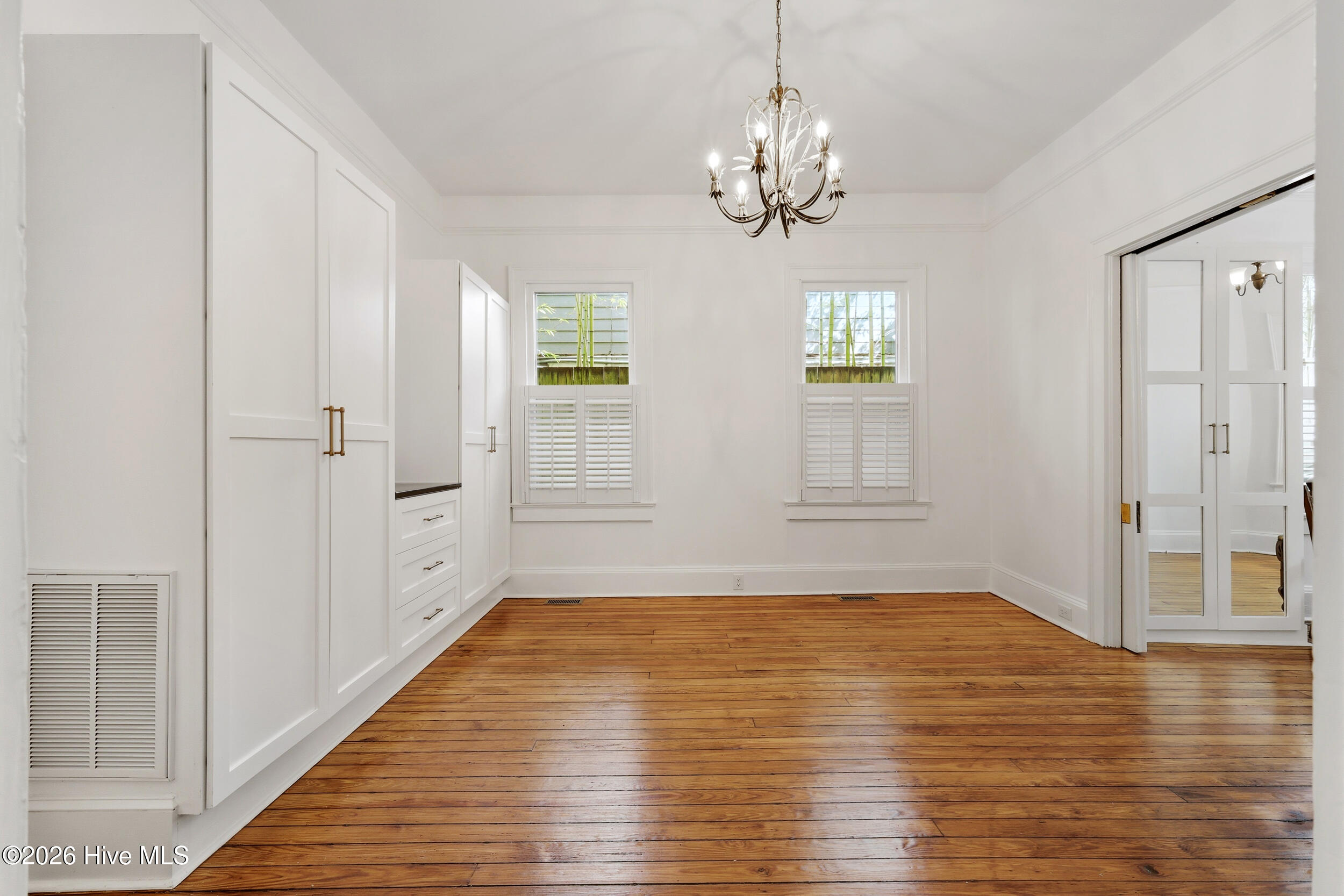 100561300 | Photo 23