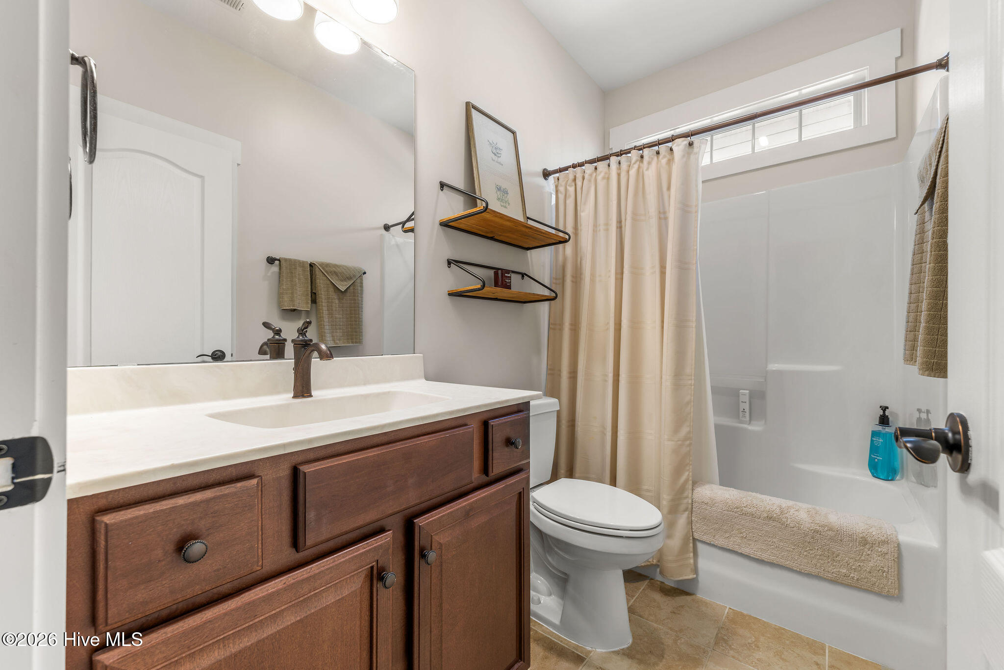 100548590 | Photo 35