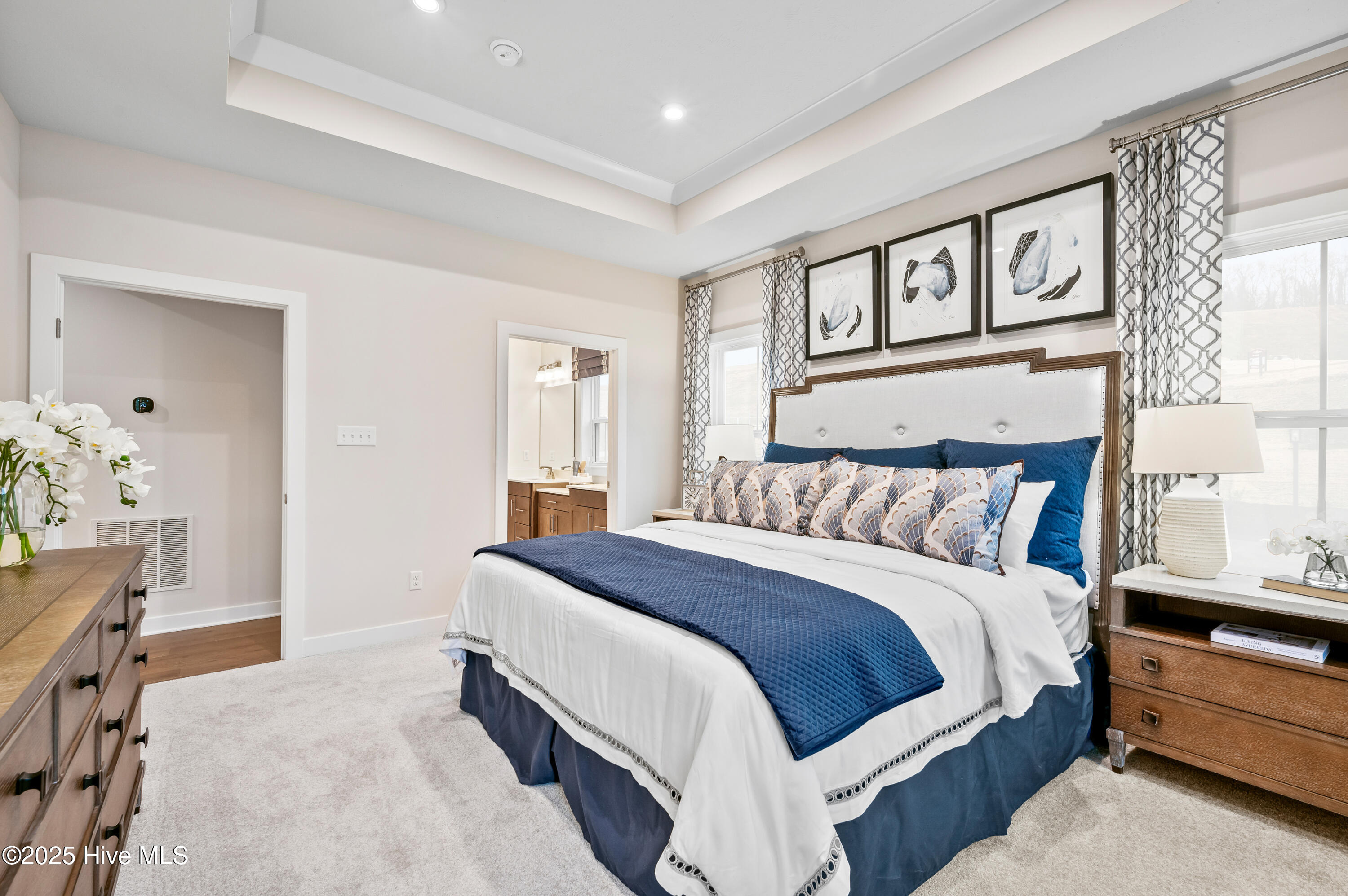 100548016 | Photo 14