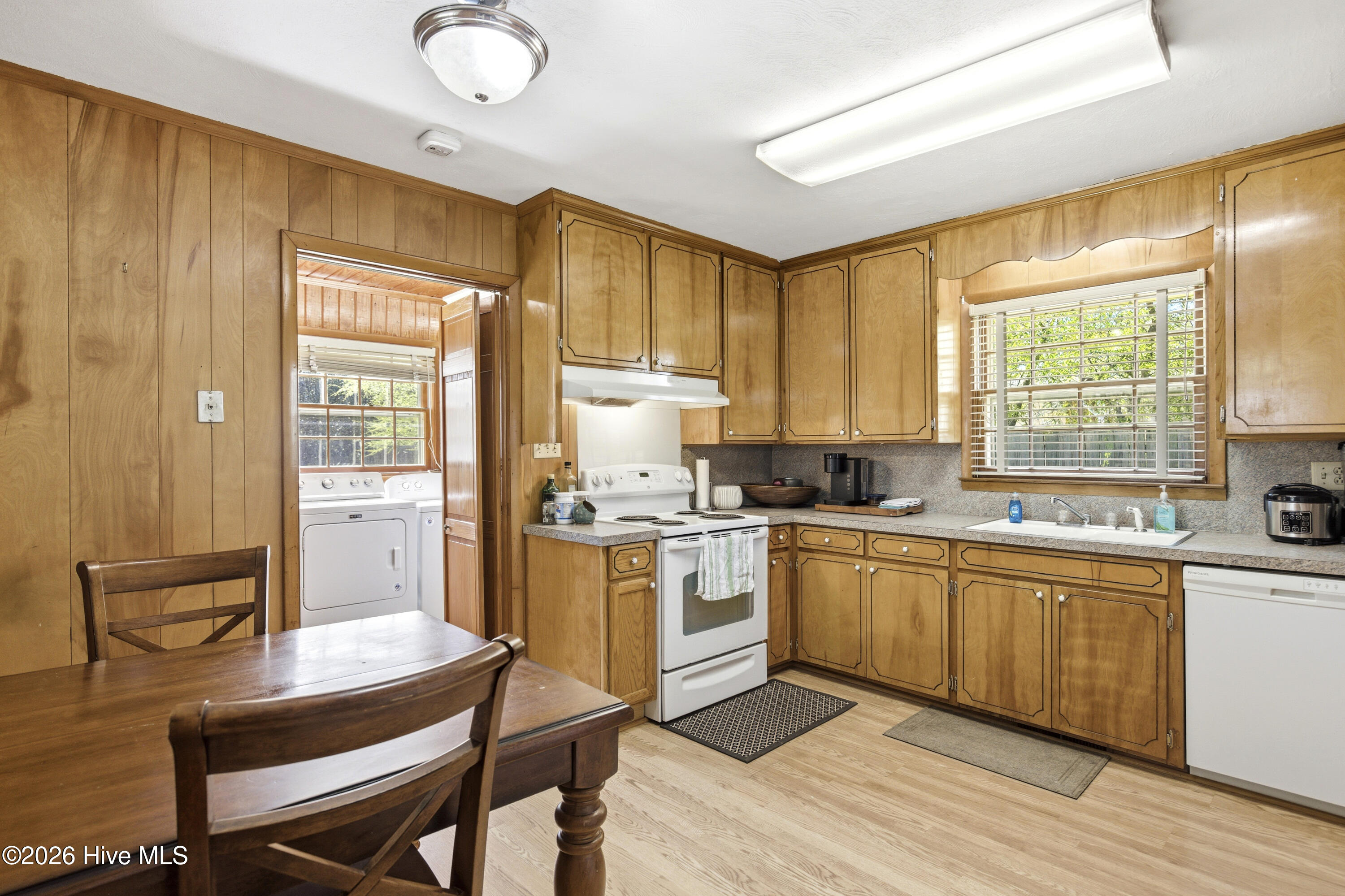 100561797 | Photo 38