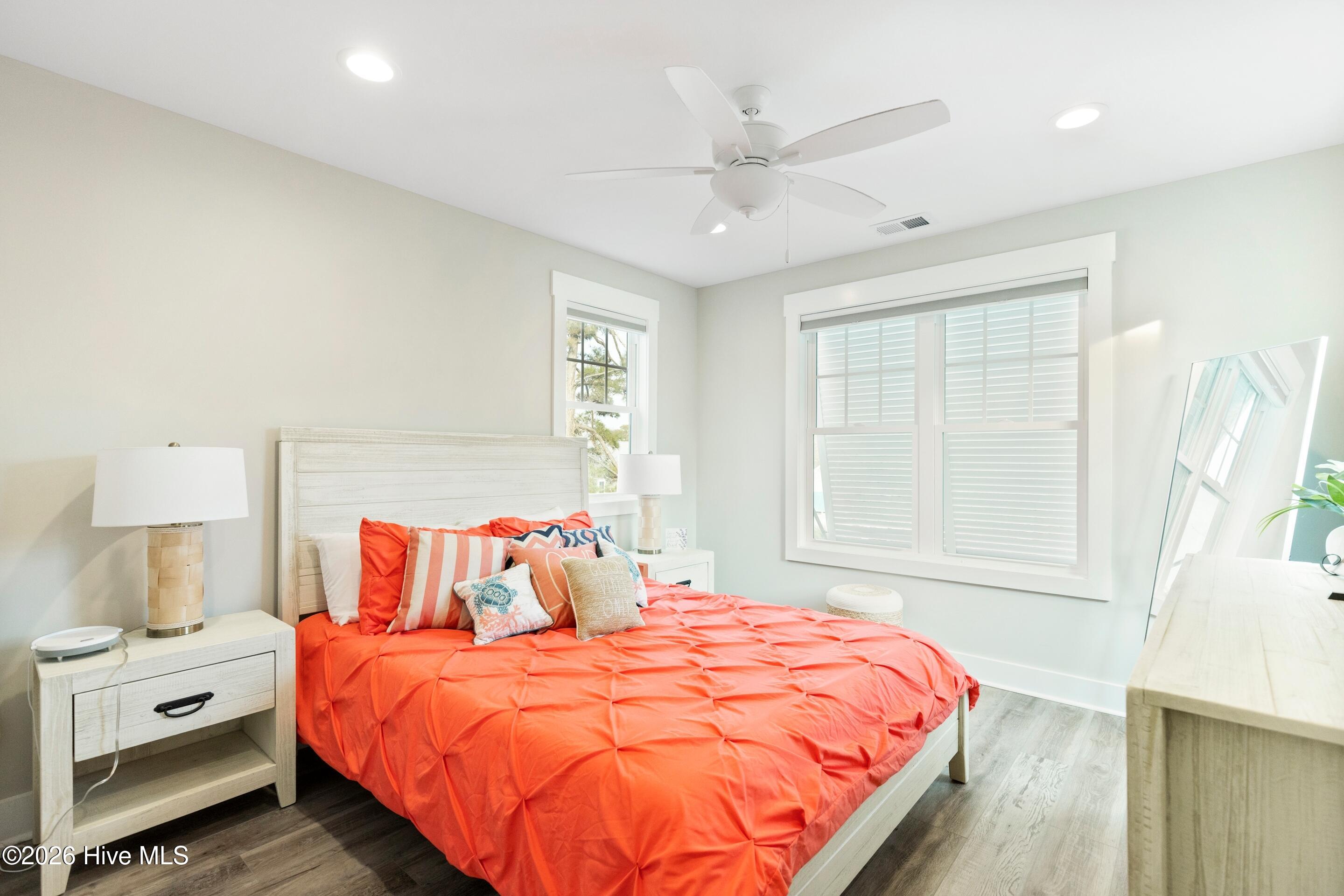 100548444 | Photo 61