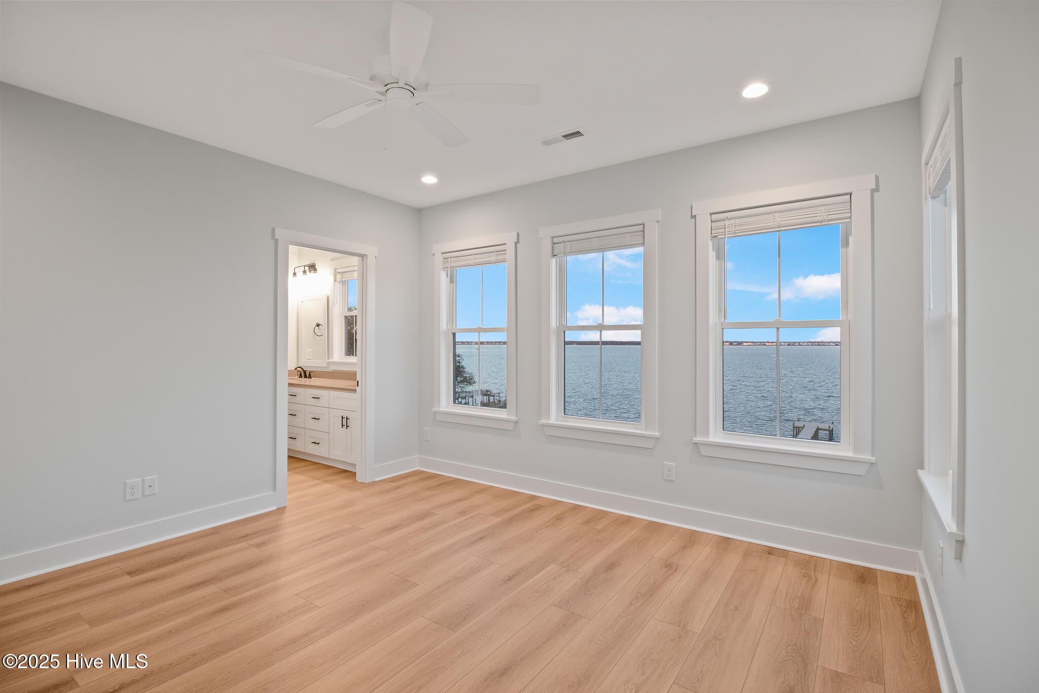 100545978 | Photo 22