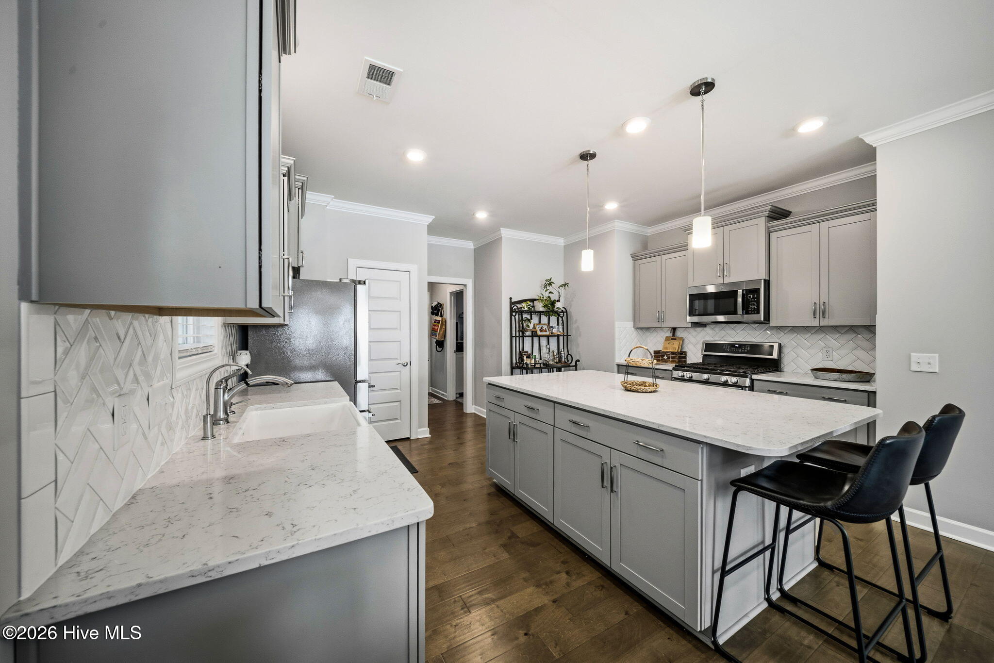 100563185 | Photo 15