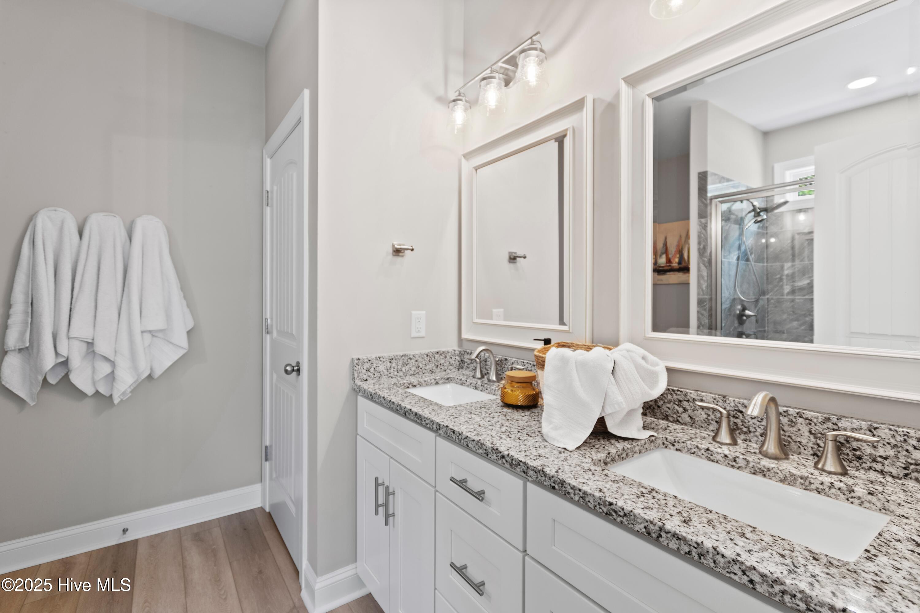 100530702 | Photo 23