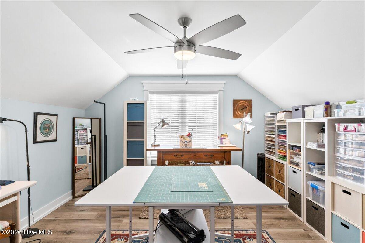 100547880 | Photo 40