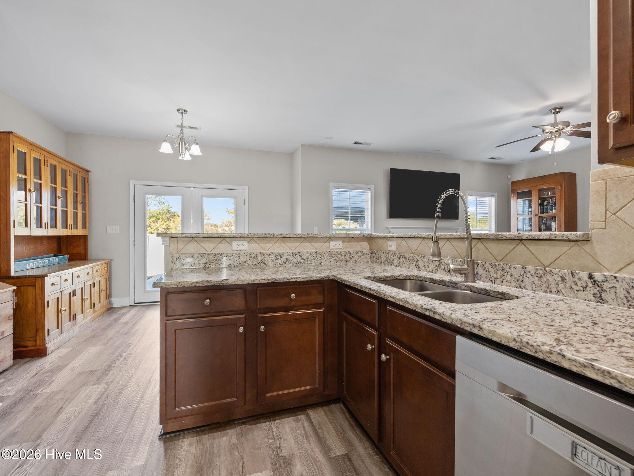 100564240 | Photo 19