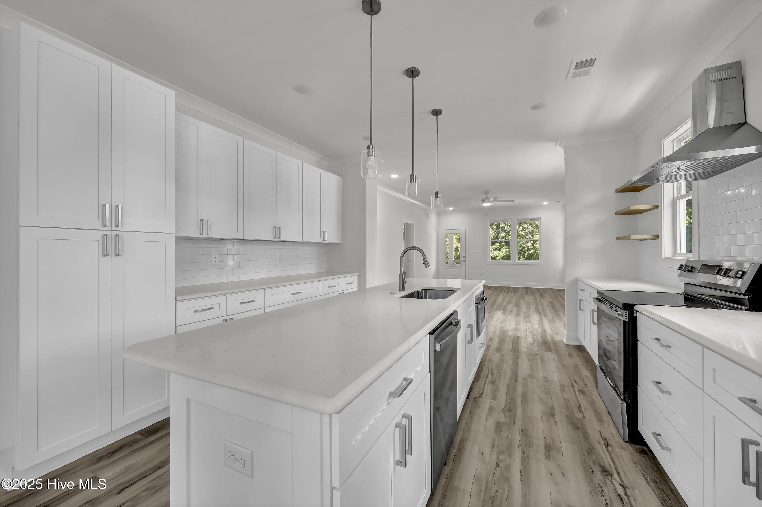 100509344 | Photo 11