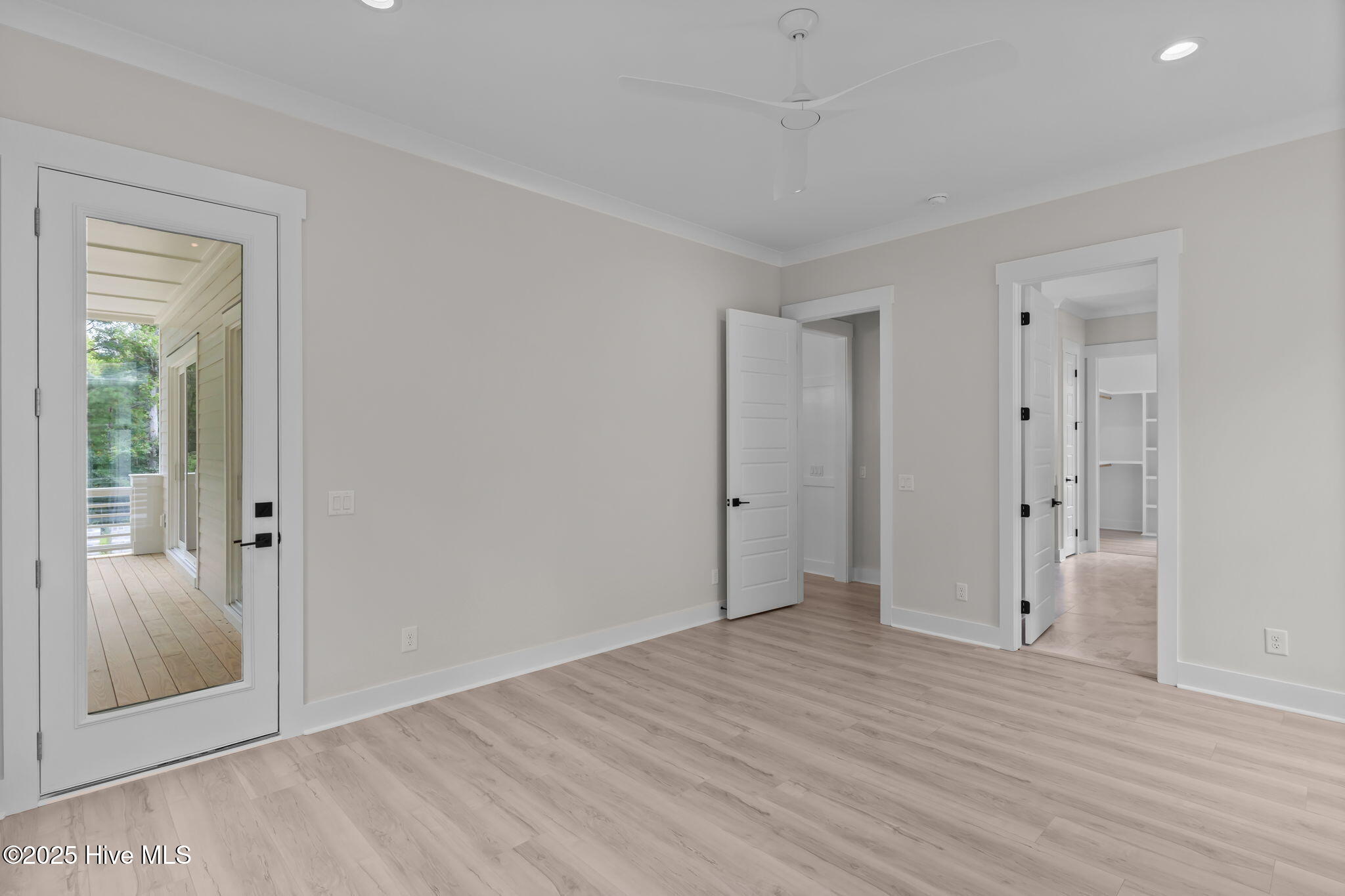 100548099 | Photo 34