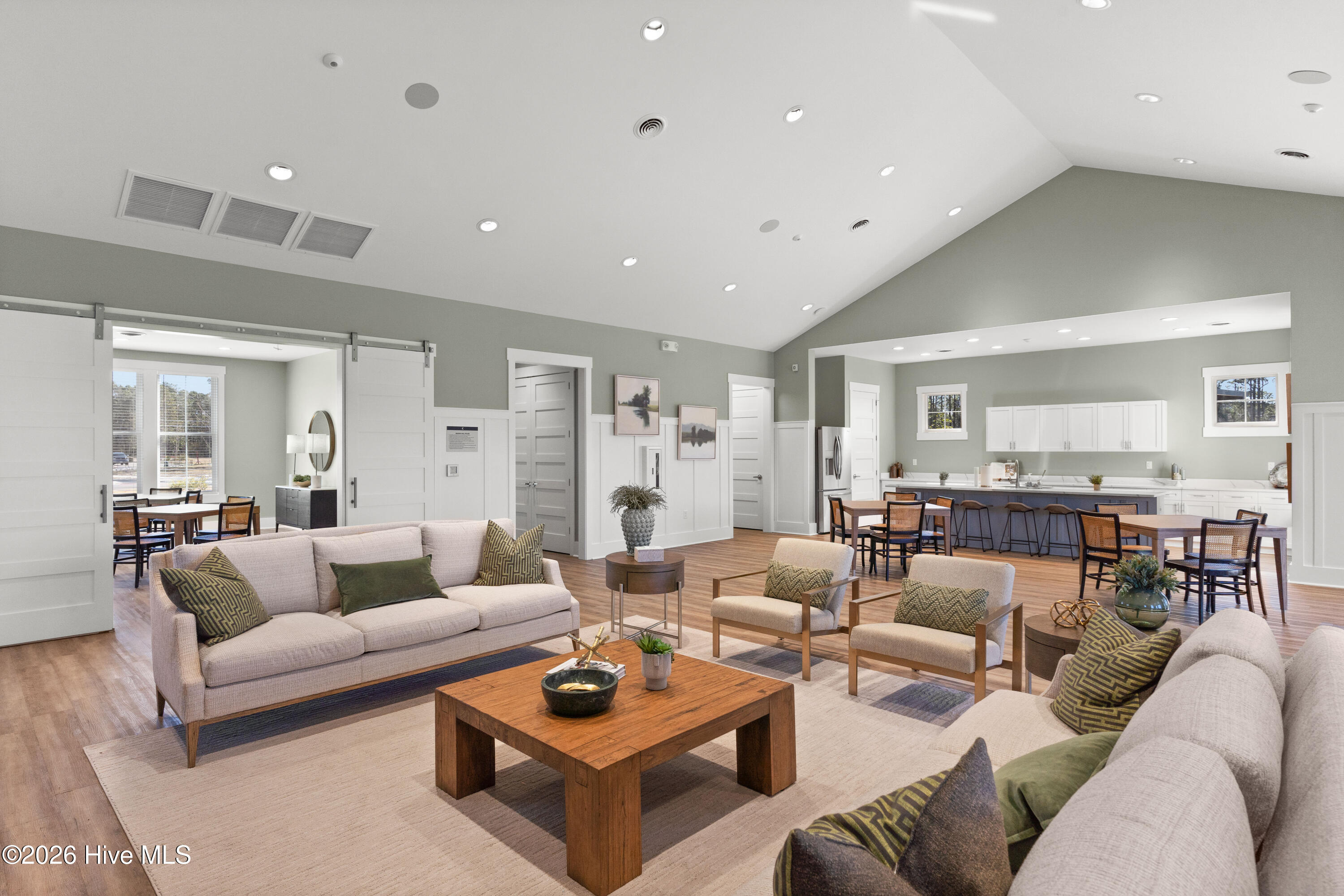 100561553 | Photo 51