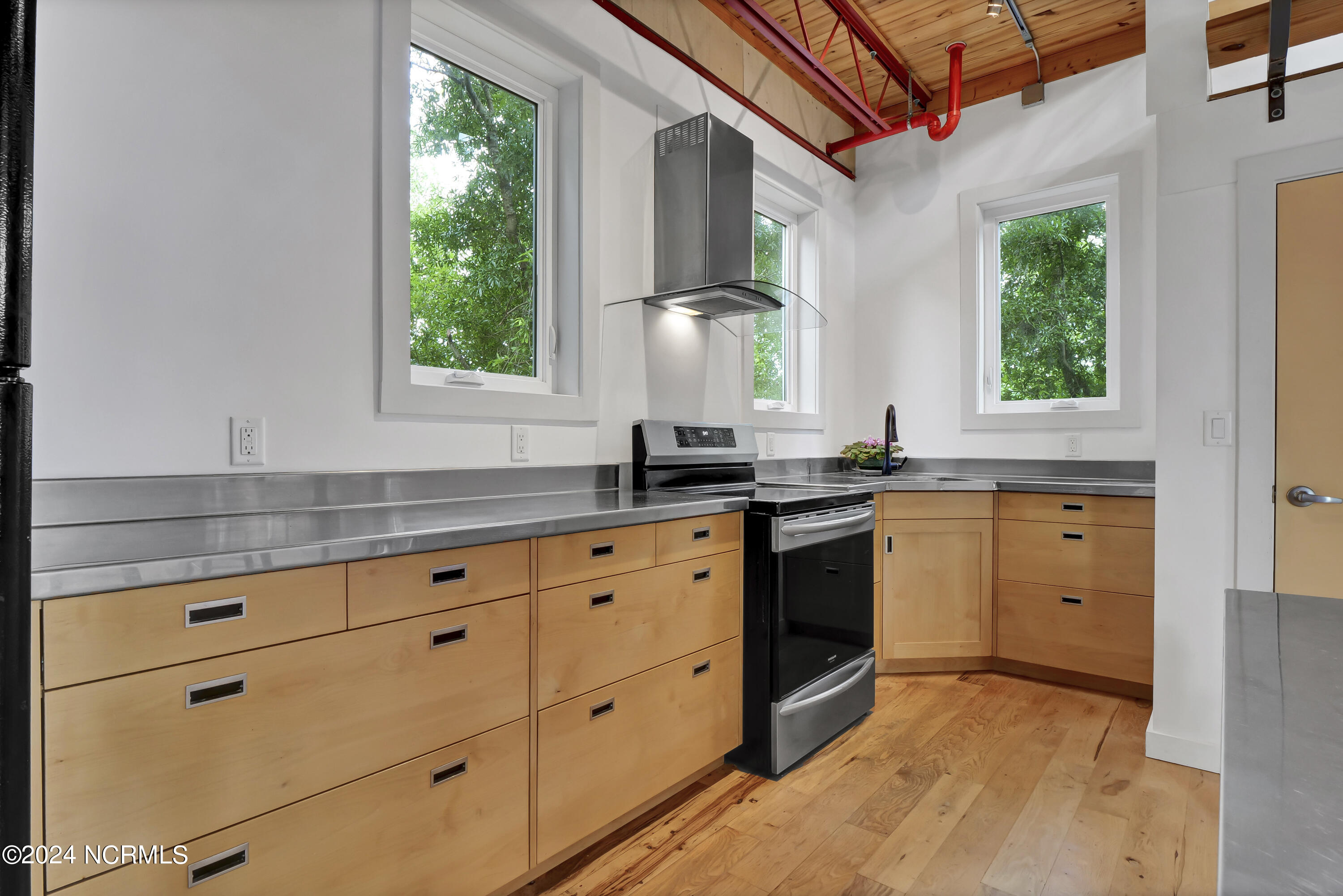 100552771 | Photo 27