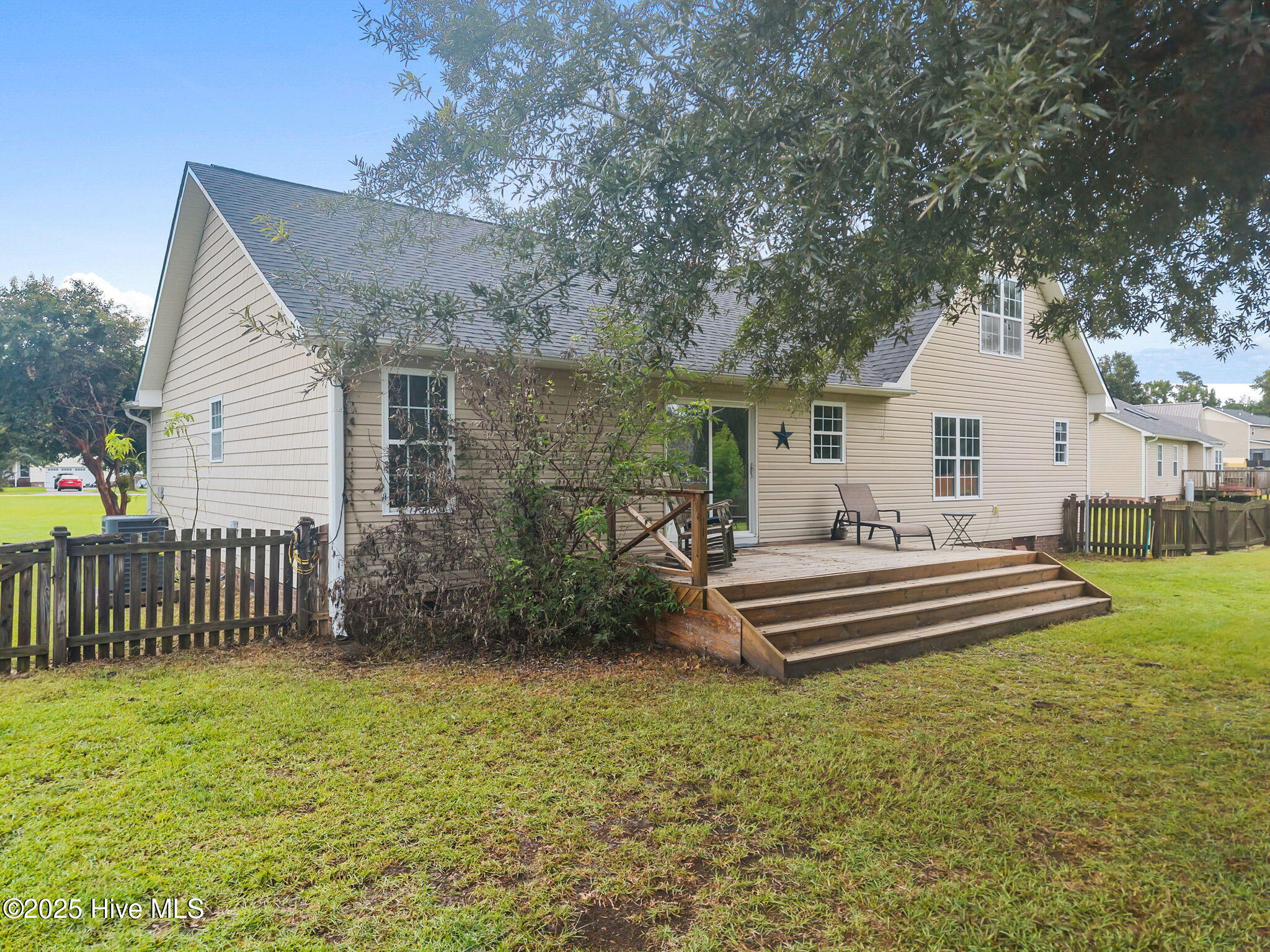 313 Oakmont Drive, Hampstead, NC 28443 – photo 12: 12-web-or-mls-DJI_20250811101414_0203_D