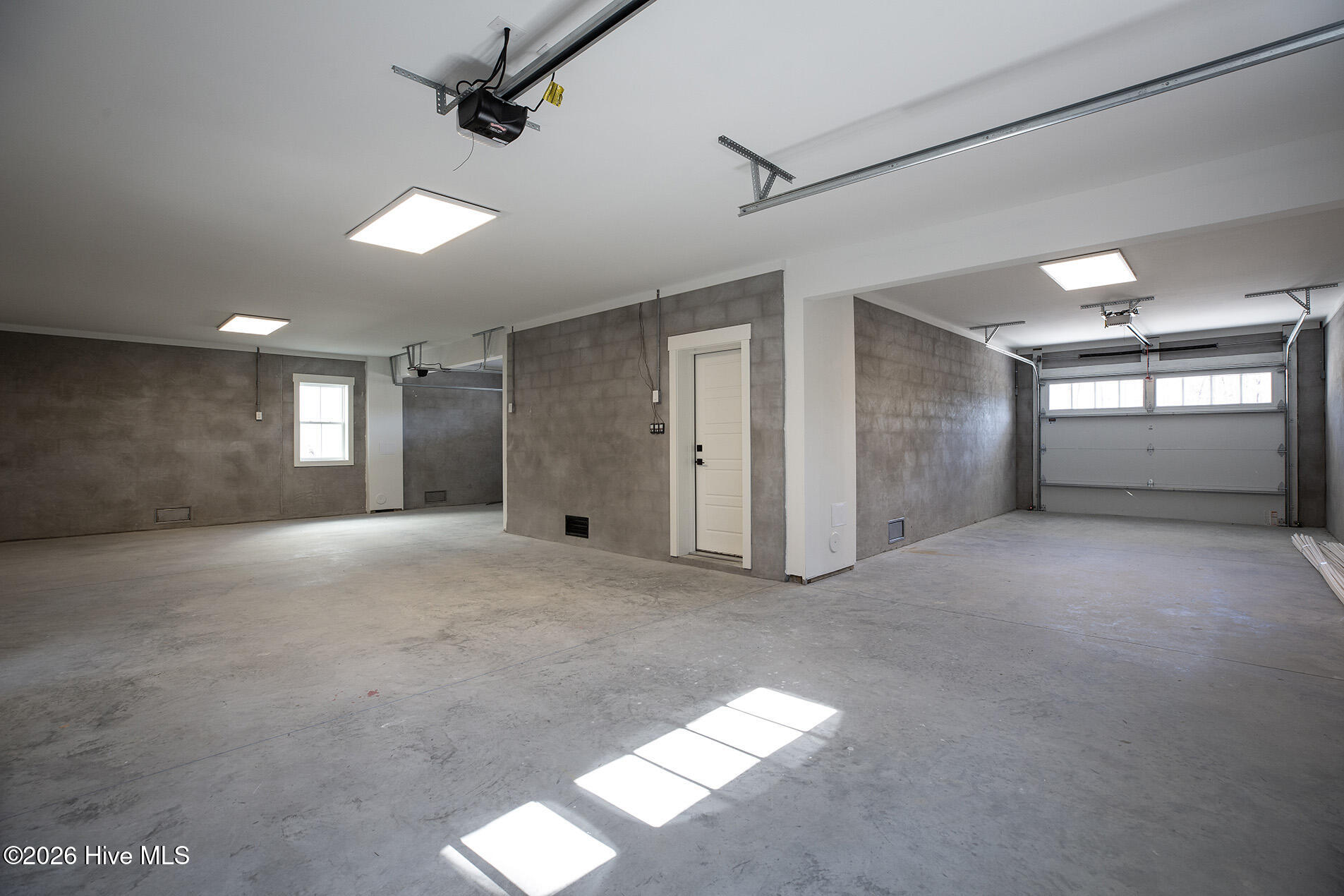 100555900 | Photo 51