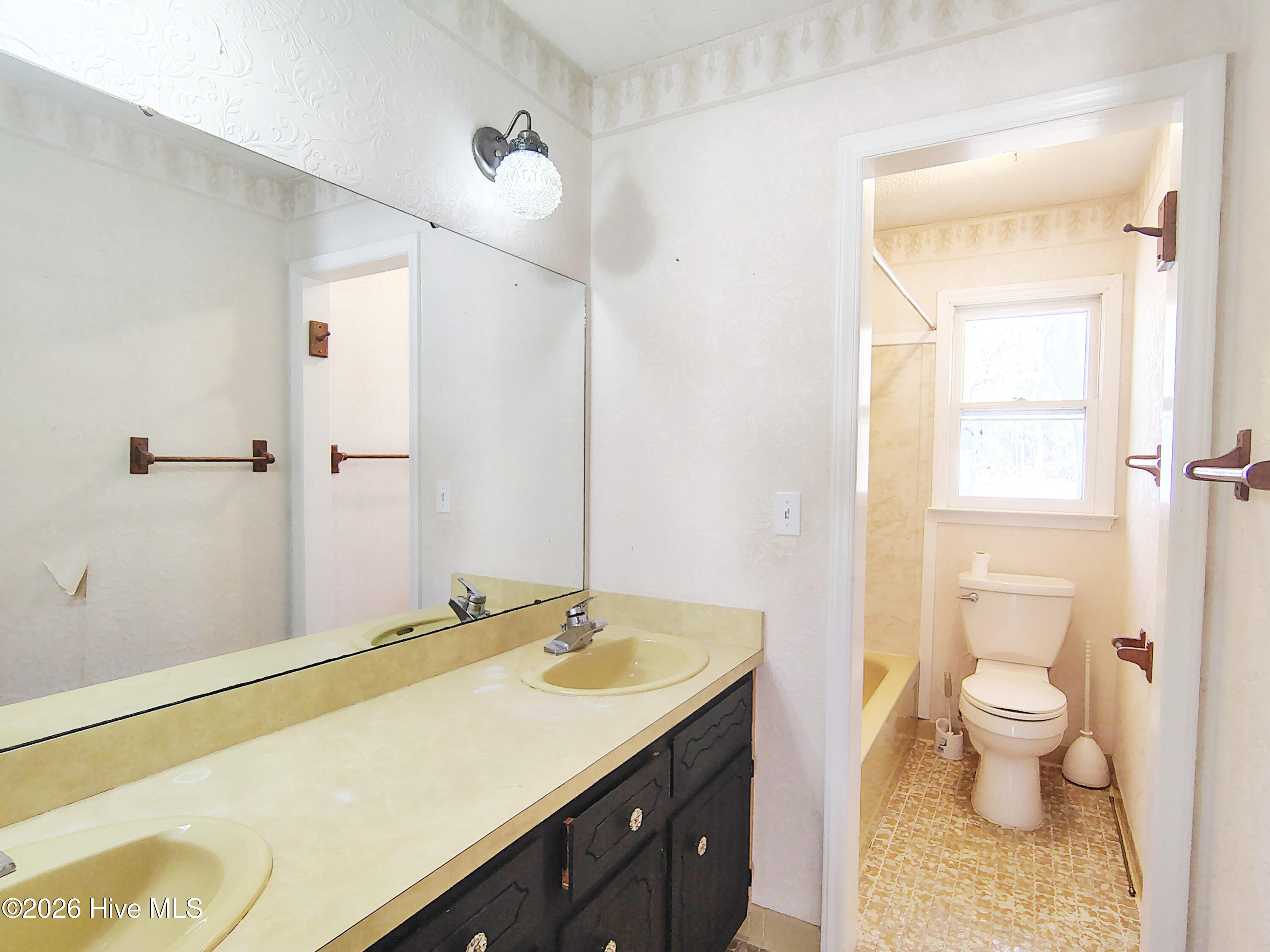 100566737 | Photo 12