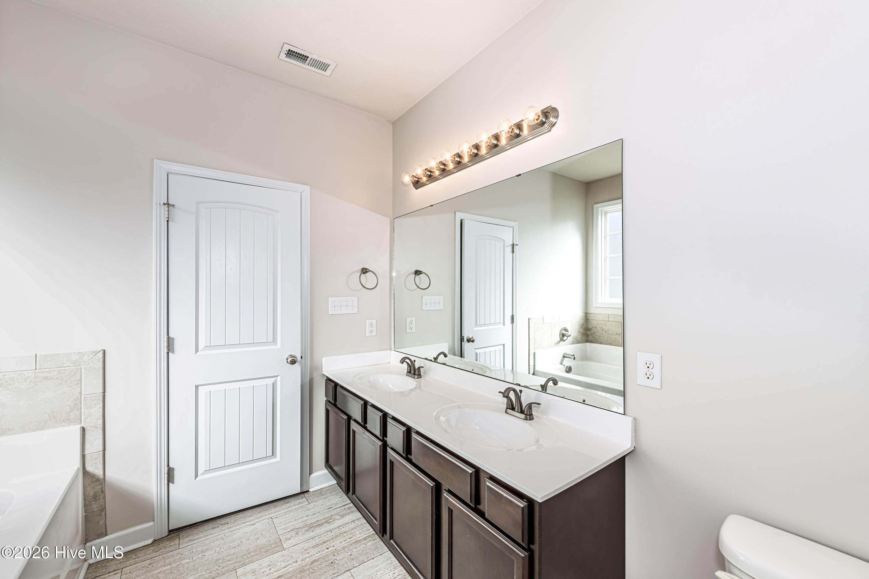 100567221 | Photo 26