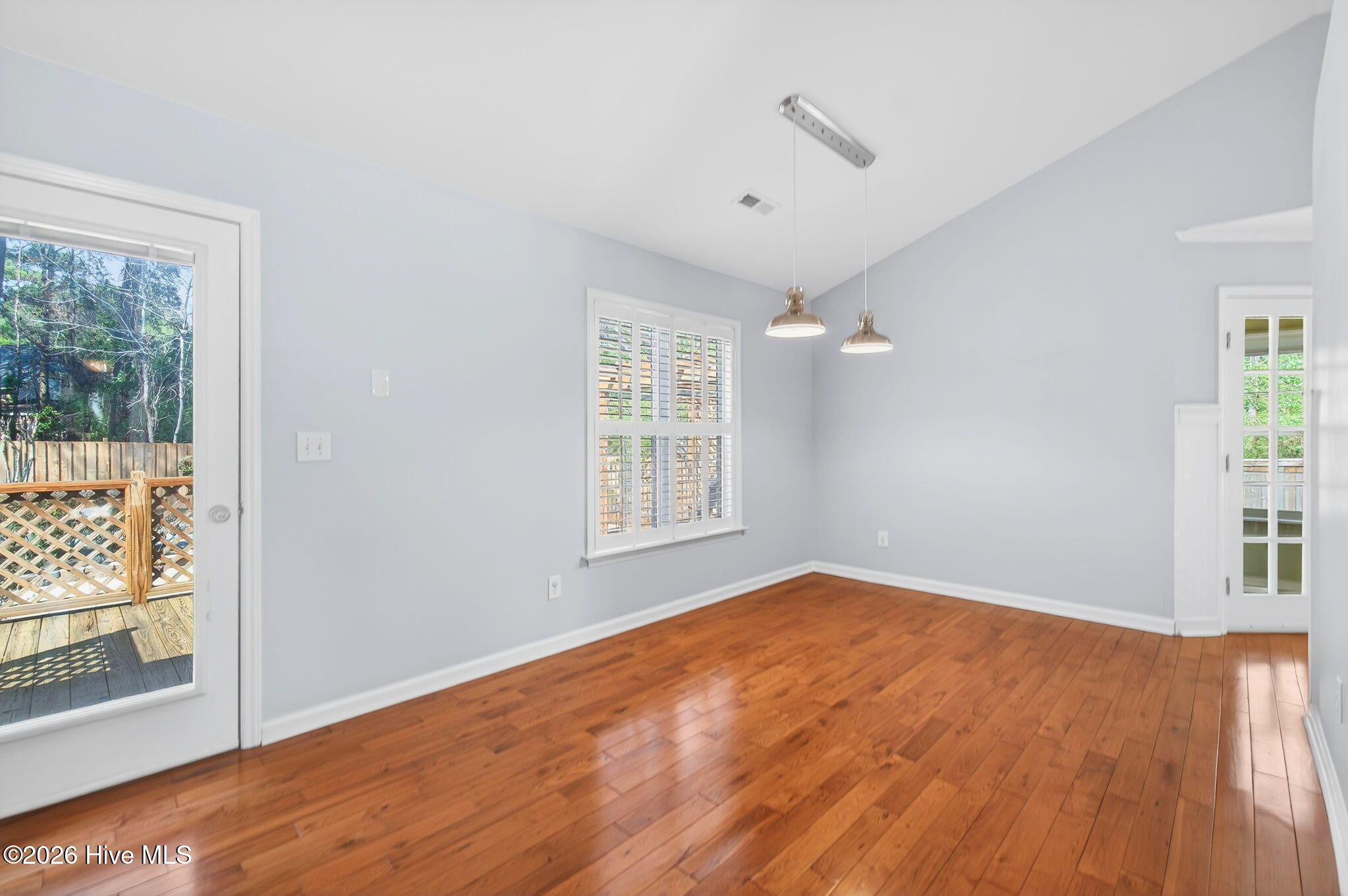 100560013 | Photo 10