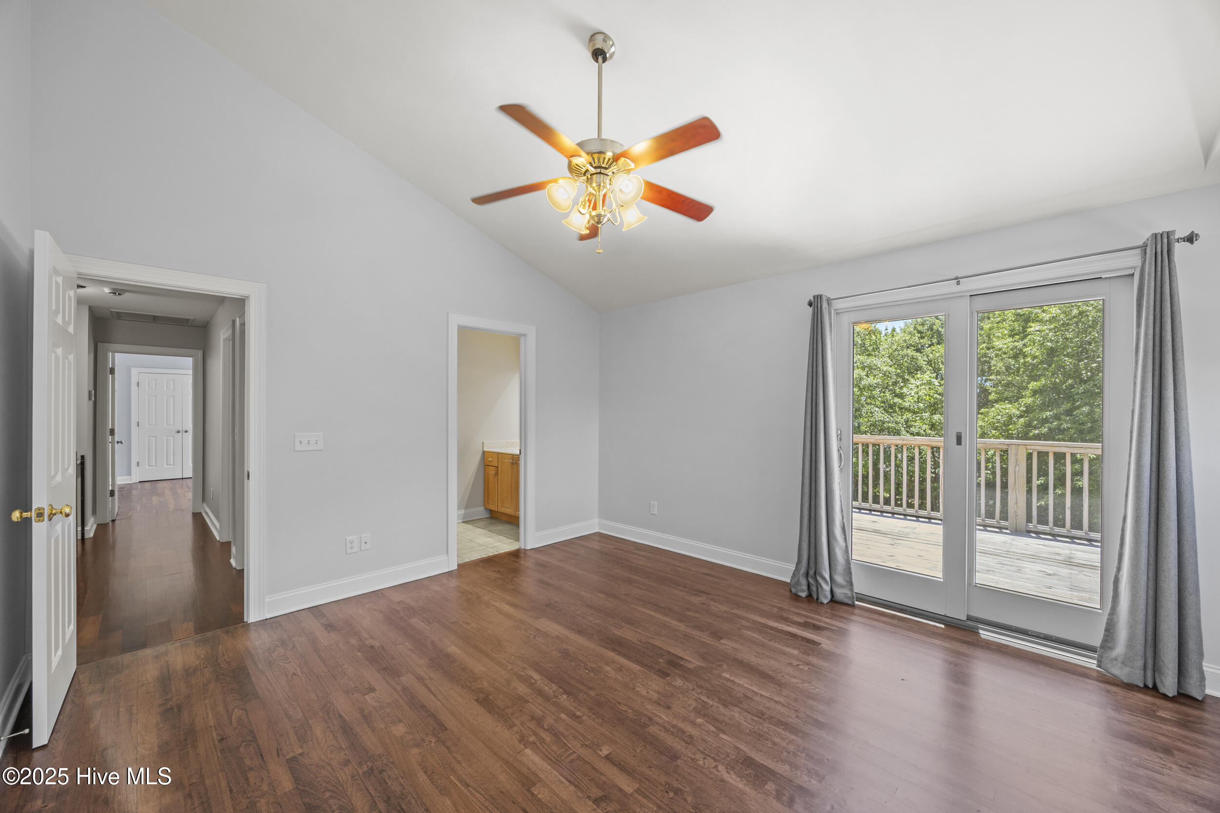 100519629 | Photo 47