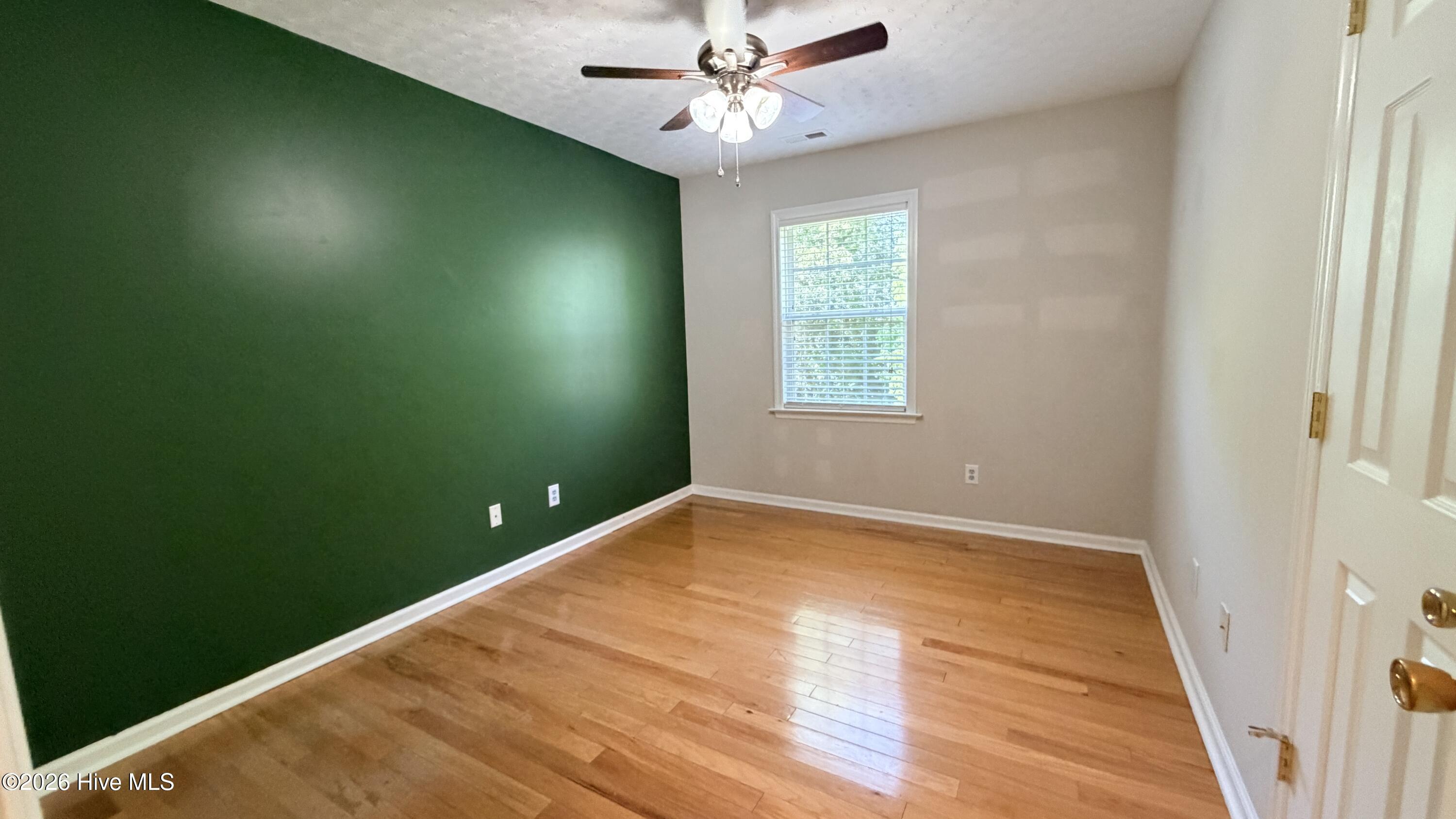 100569360 | Photo 18