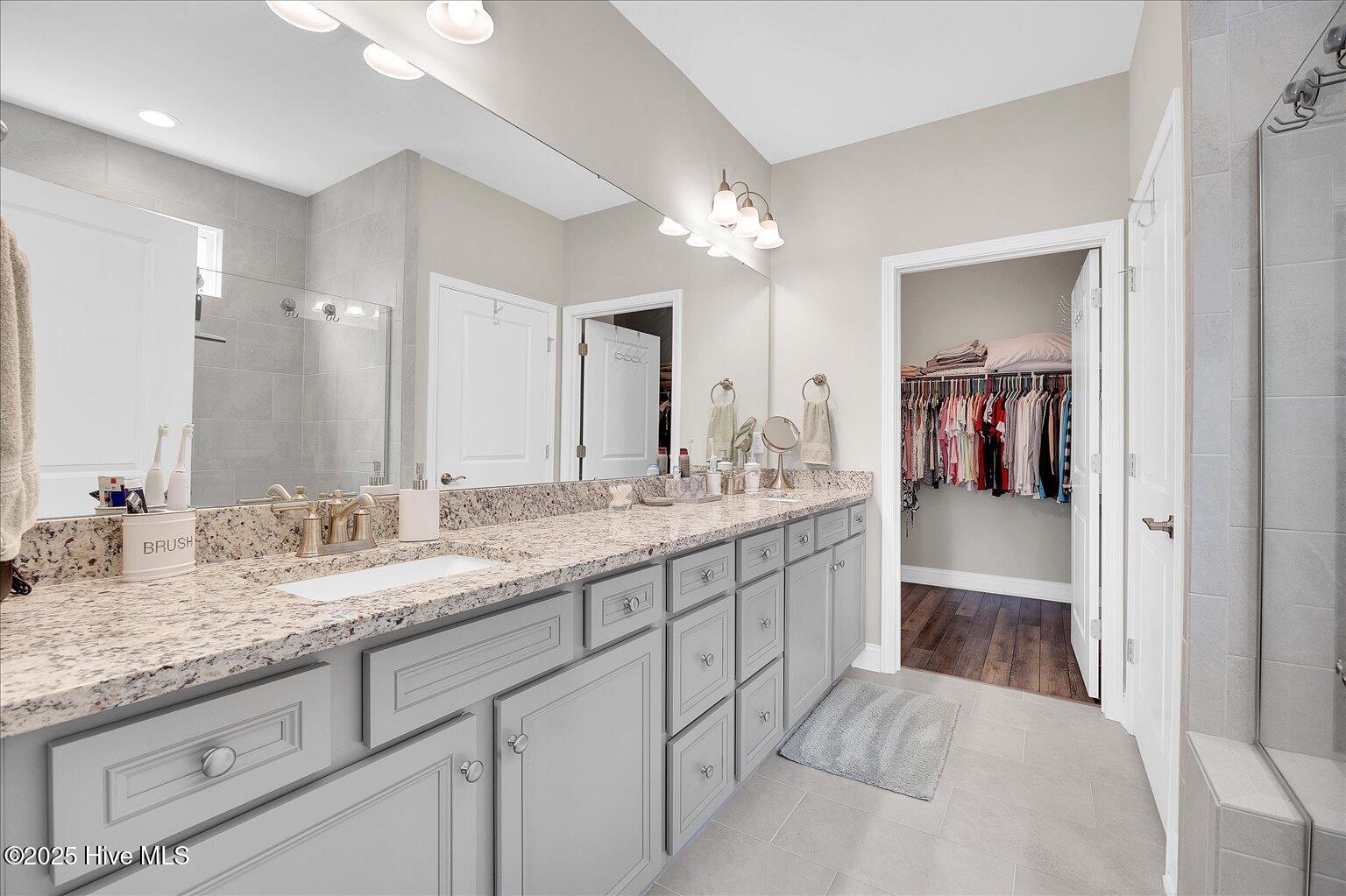 100509338 | Photo 27