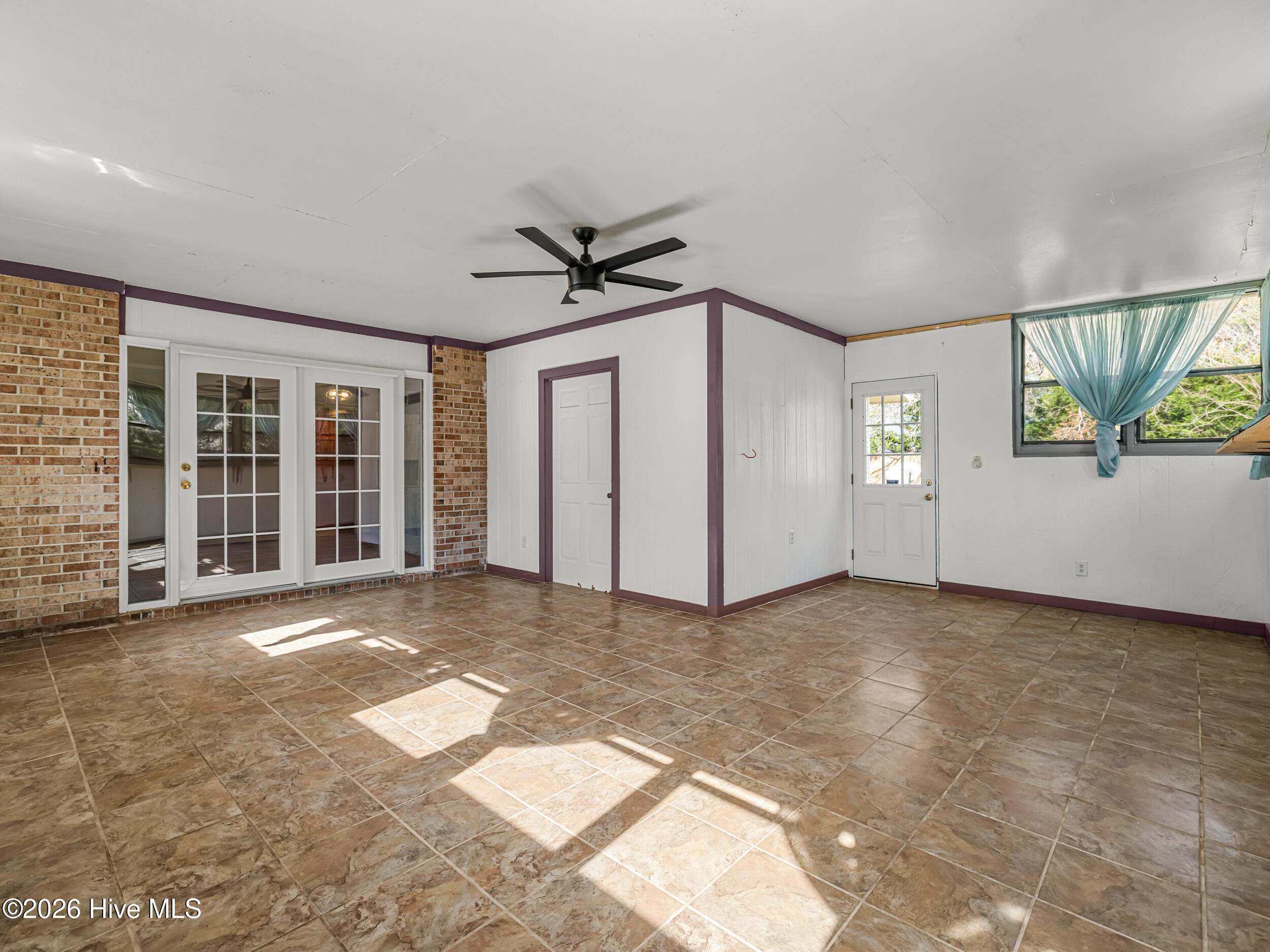 100561743 | Photo 25