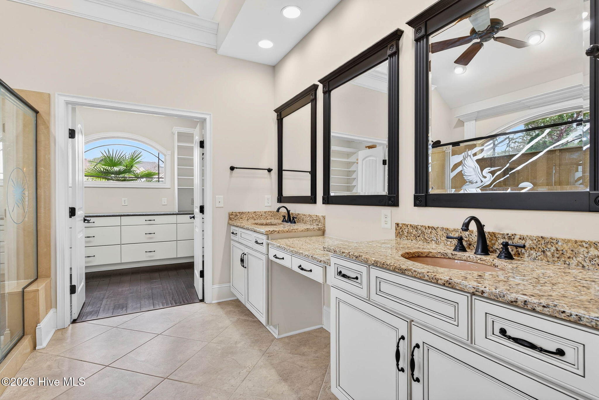 100560240 | Photo 22