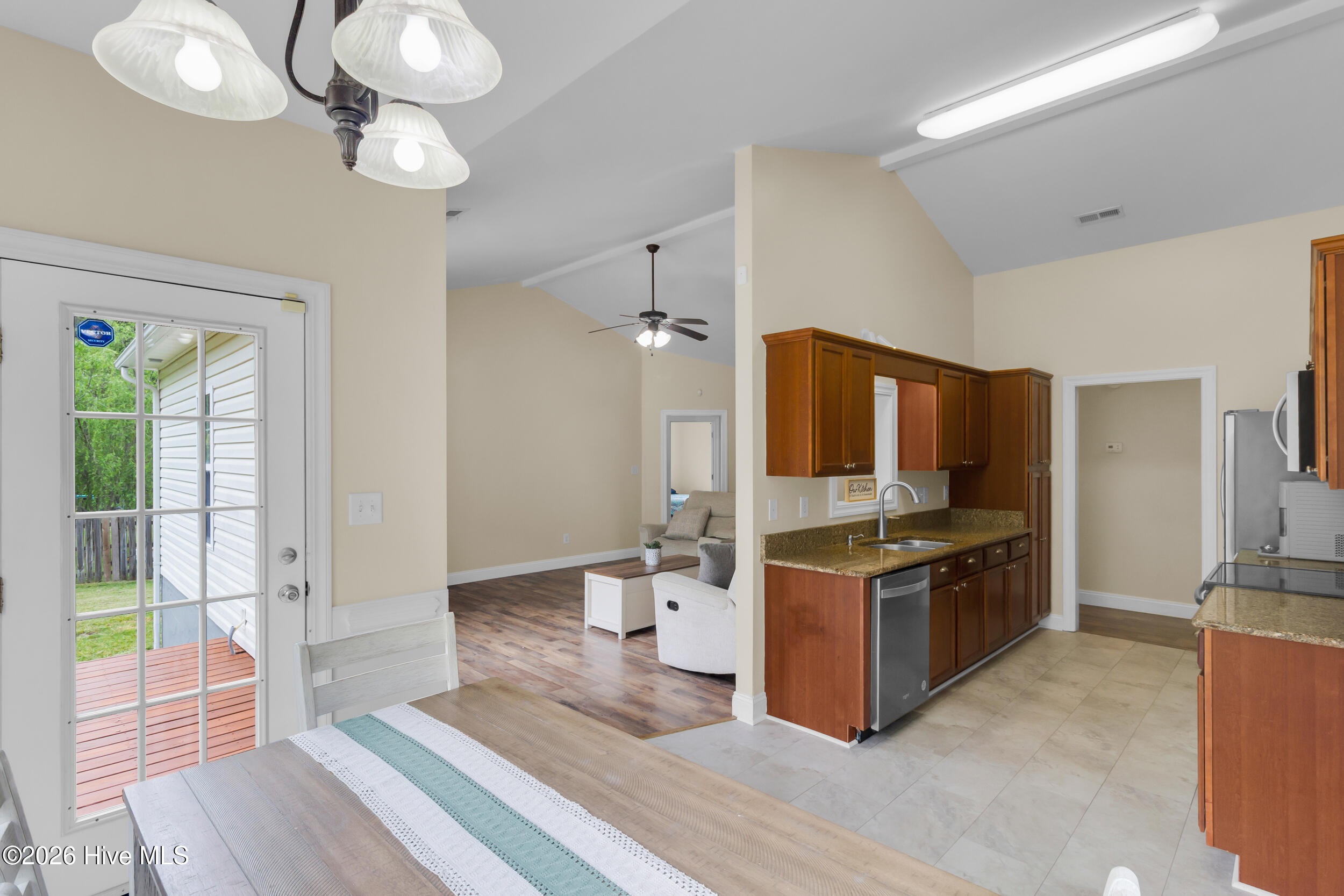 100569291 | Photo 10