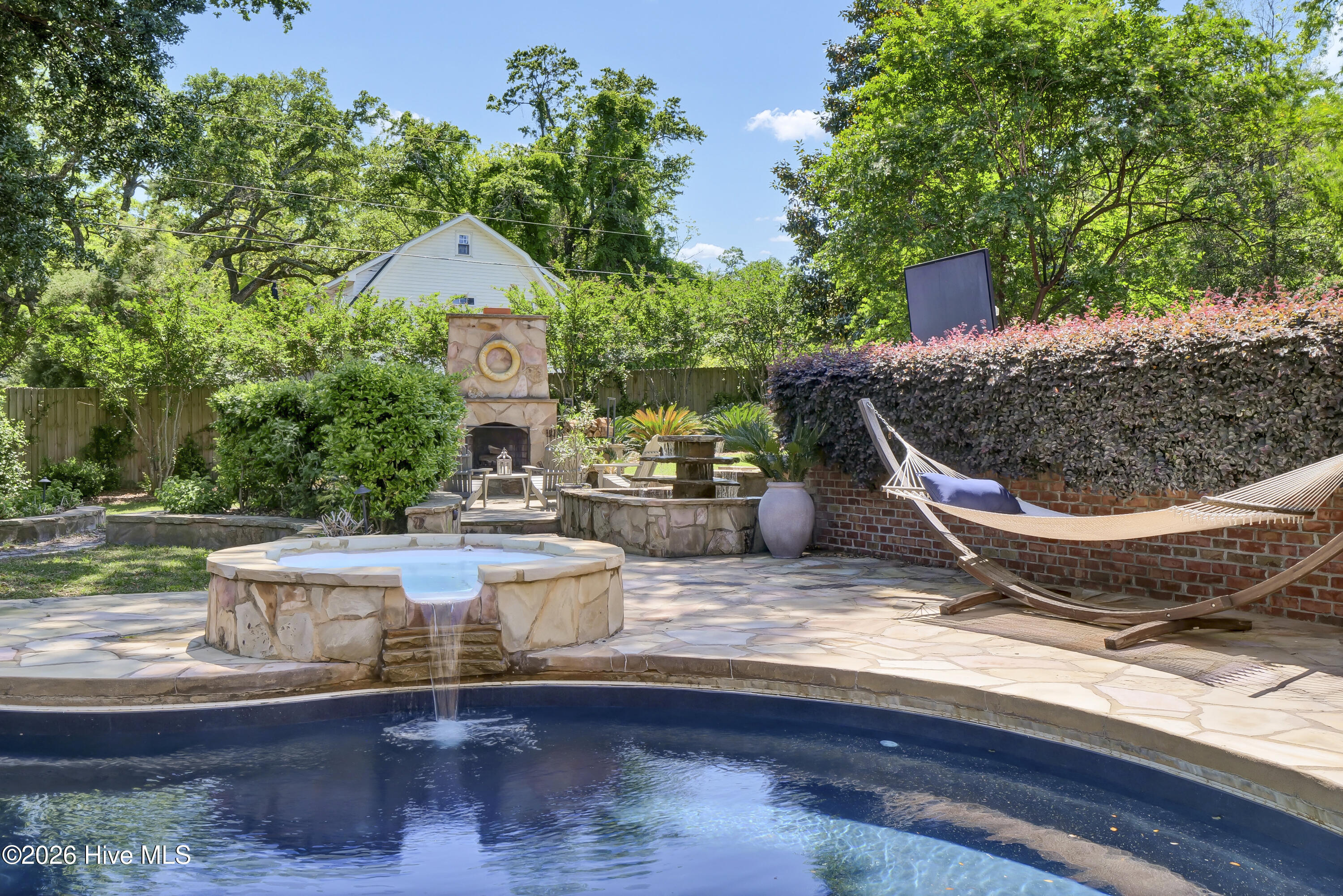 100552686 | Photo 60