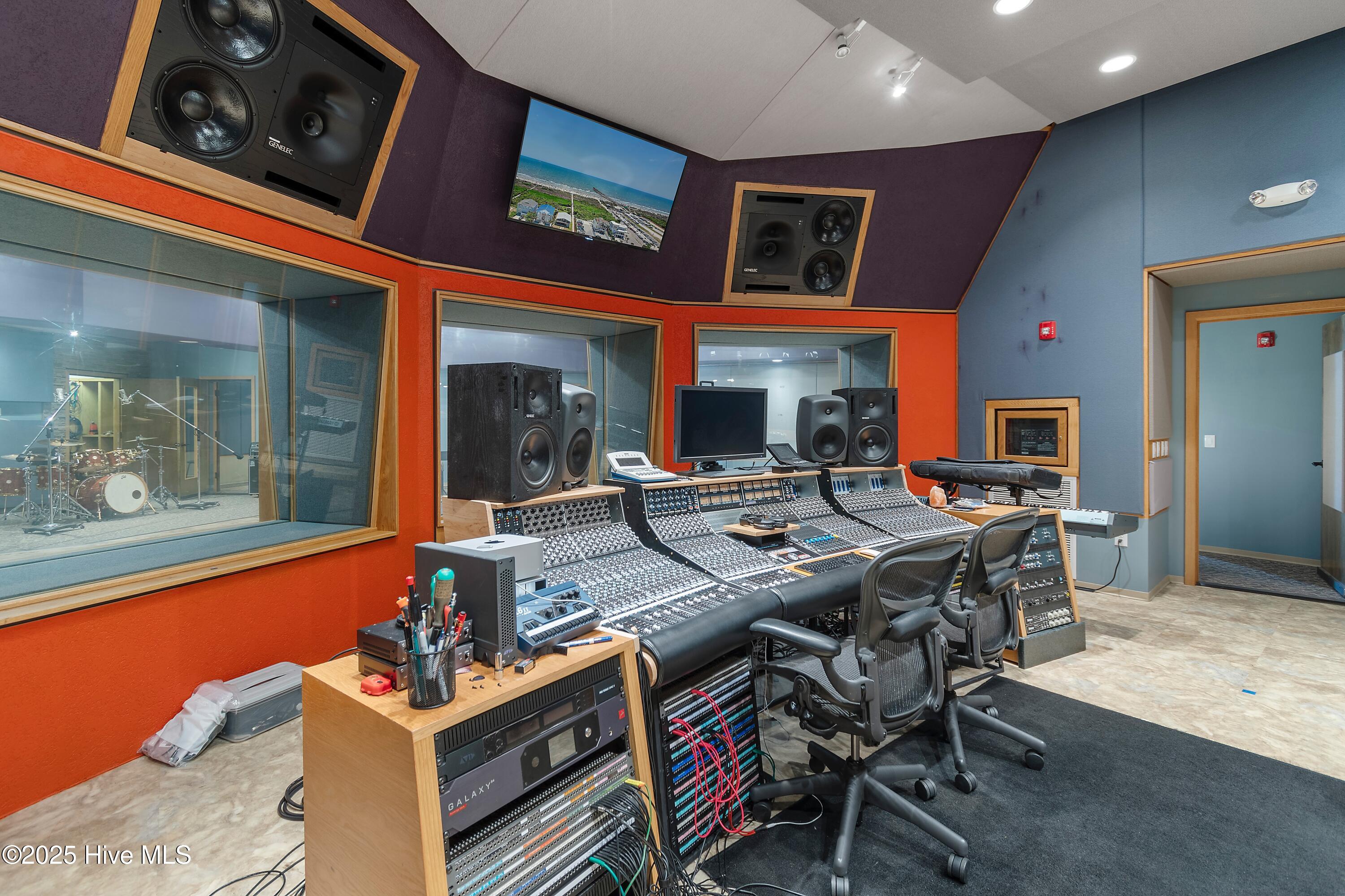 100491717 | Photo 49